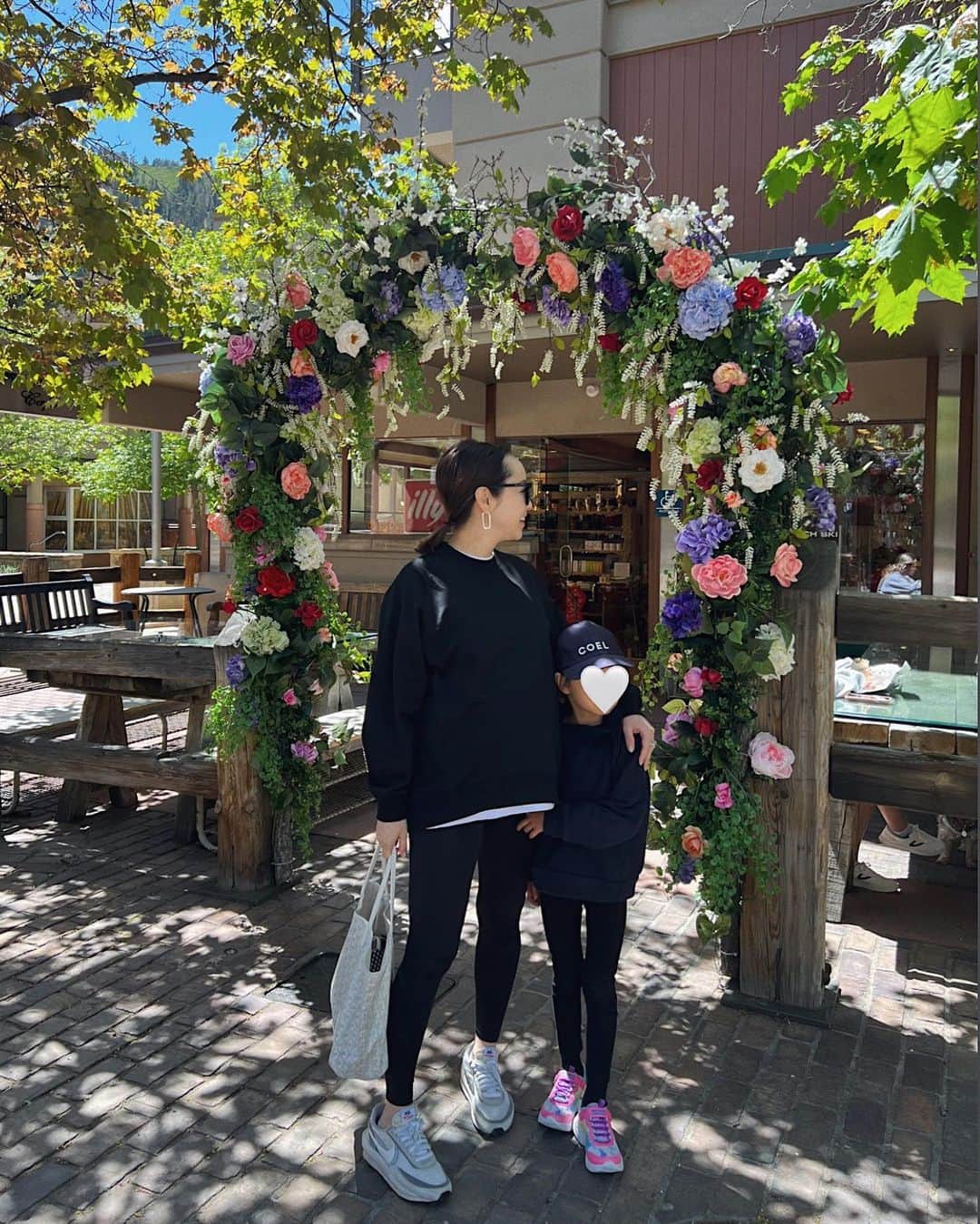のインスタグラム：「Lunch @thelittlenell 🥗🍔  #aspen #thelittlenell #lunchinaspen」