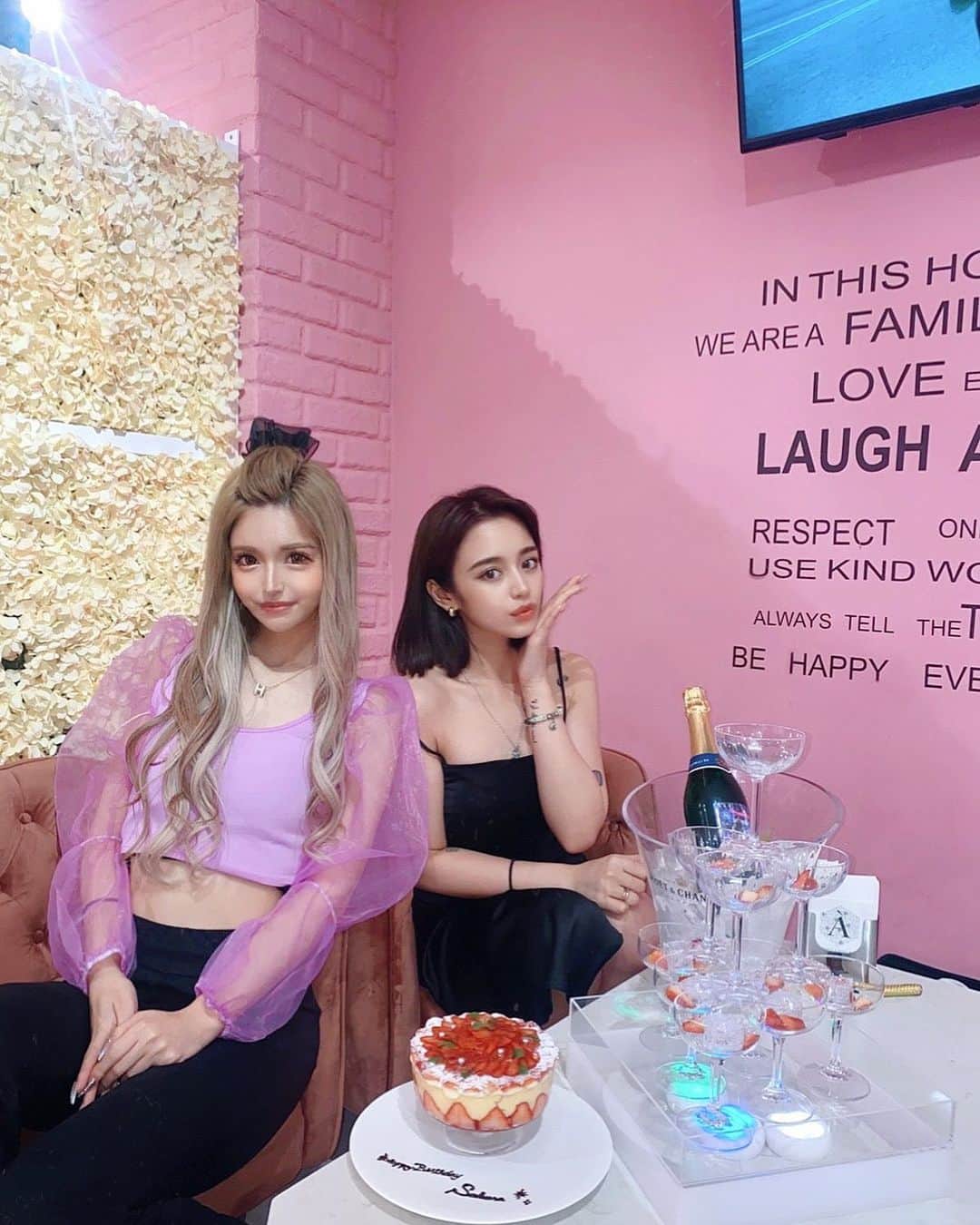 アンジェリカのインスタグラム：「🏩💕🏩💕🏩 𝐏𝐫𝐢𝐧𝐜𝐞𝐬𝐬 𝐭𝐢𝐦𝐞👯‍♀️❤︎ ┈┈┈┈┈┈┈┈┈┈┈┈┈┈┈┈┈┈┈┈ さくぴ早め𝐁𝐈𝐑𝐓𝐇𝐃𝐀𝐘🤎🤎🤎 . 𝐢𝐧 @alamode.312 ♡ . 👗: @trend_gossip ♡ 🧏🏼‍♀️: @puu1115 ♡ ┈┈┈┈┈┈┈┈┈┈┈┈┈┈┈┈┈┈┈┈  #誕生日 ♡ #新宿」