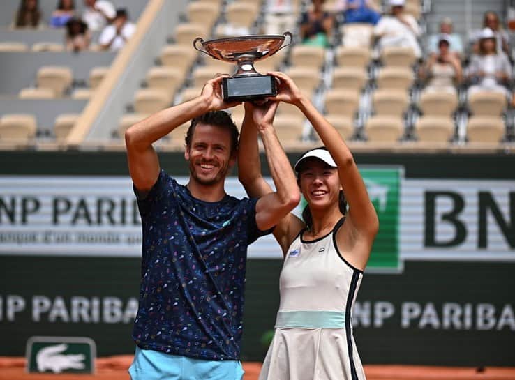 柴原瑛菜のインスタグラム：「✨🤩GRAND SLAM CHAMPIONS🏆🎉 @rolandgarros   I am still processing what happened the other day, but right now I am just so grateful for everyone in my life who made this possible for me❤️  Of course, thank you @wesleykoolhof for playing with me and for waiting so patiently for me to respond back to you! It was so much fun these past two weeks and am so happy to have gotten this title with you!😊💪   Also thank you to everyone from around the world for all of your warm and kind messages these past couple day, I am graciously overwhelmed by all the love💕   ✨🤩グランドスラムチャンピオン🏆🎉   優勝🏆しちゃったなんてまだ夢の中にいる様ですが、私をサポートしこの夢を現実にしてくれた私の人生のすべての人にとても感謝しています❤️   もちろん、@ wesleykoolhof！DMに気付くのが遅かった私からの返事をとても辛抱強く待ってくれて、そして一緒にプレーしてくれてありがとう！ この2週間はとても楽しかったし、このタイトルを手に入れられてとても幸せです！😊💪    また、ここ数日、世界中の皆さんからの温かく親切なメッセージに感謝します💕  無名だった私のスポンサーになり支えてくれた橋本総業の橋本会長様、ヨネックス様、エレッセ様、シンポウ様、クリーン工房様、アシックス様。ありがとうございます。これからも頑張りますので引き続き宜しくお願い致します。  今回一緒に帯同してくれた大好きなパパ、テニスを始めた時からずーっと私を見てきてくれて今回もいっぱい支えて貰いました。本当にありがとう💕  #enashibahara #wta #ellesse #ellessejapan #yonex #yonexjapan #2021 #asicsjapan #rg2022 #rolandgarros  #柴原瑛菜 #プロテニス選手 #エレッセ #ヨネックス #橋本総業ホールディングス #シンポウテニスリゾート」