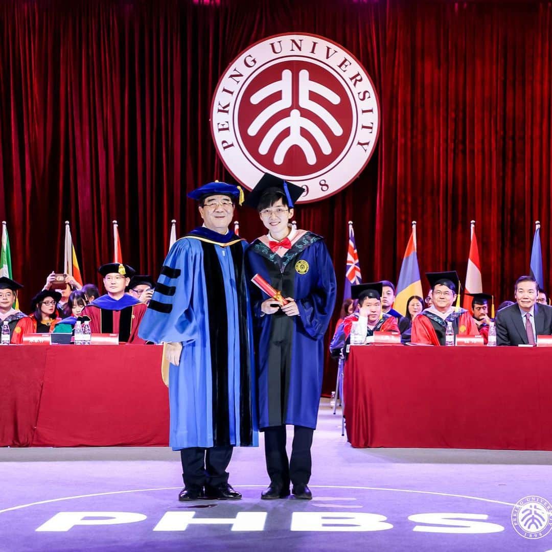 リン・グイさんのインスタグラム写真 - (リン・グイInstagram)「I did it! I have graduated!  Master of Peking University!  Thank you!!! #graduationday🎓 #graduation #pekinguniversity」6月4日 13時09分 - lin_gui