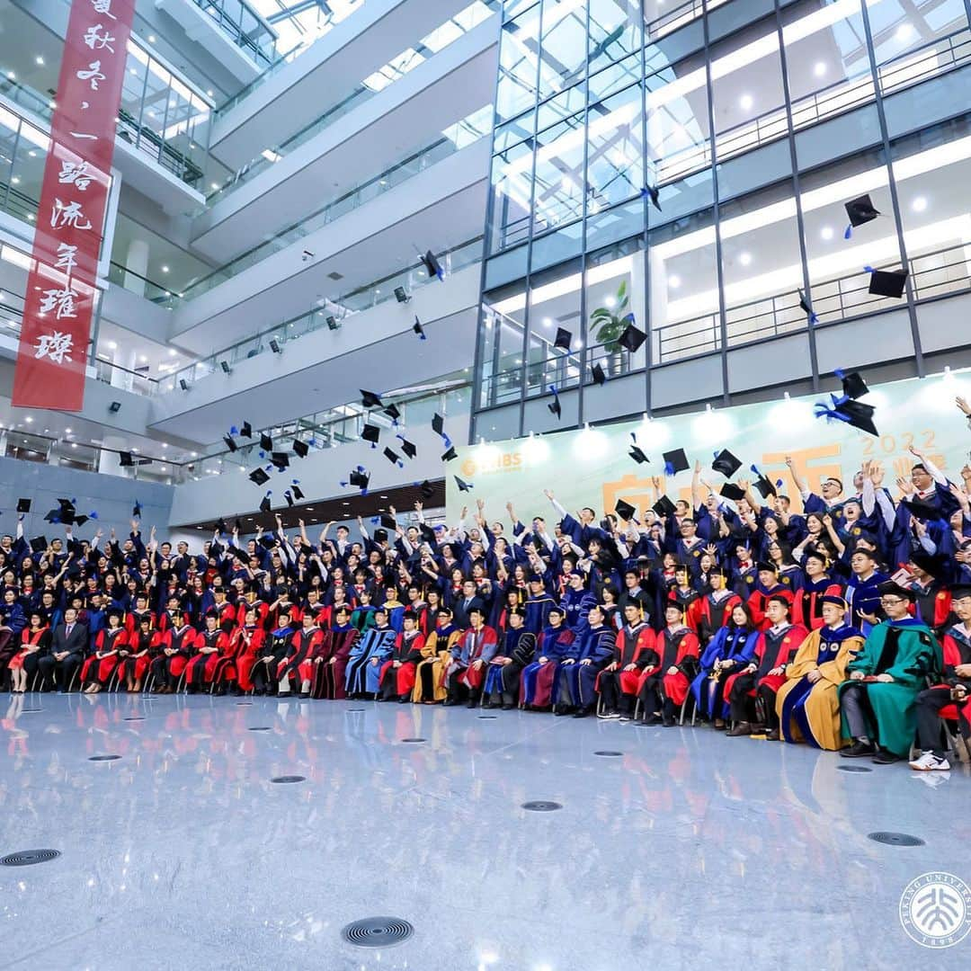 リン・グイさんのインスタグラム写真 - (リン・グイInstagram)「I did it! I have graduated!  Master of Peking University!  Thank you!!! #graduationday🎓 #graduation #pekinguniversity」6月4日 13時09分 - lin_gui