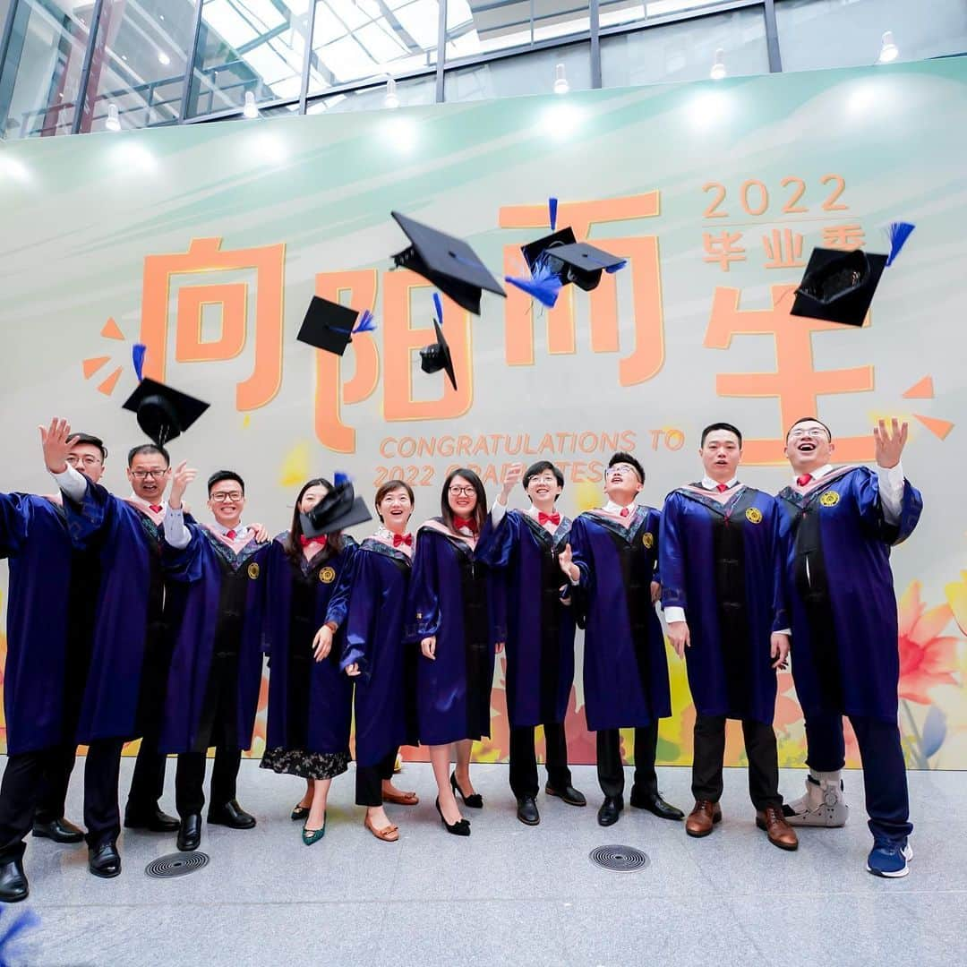 リン・グイさんのインスタグラム写真 - (リン・グイInstagram)「I did it! I have graduated!  Master of Peking University!  Thank you!!! #graduationday🎓 #graduation #pekinguniversity」6月4日 13時09分 - lin_gui