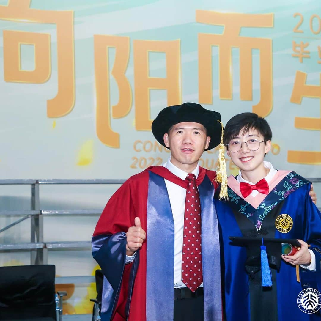 リン・グイさんのインスタグラム写真 - (リン・グイInstagram)「I did it! I have graduated!  Master of Peking University!  Thank you!!! #graduationday🎓 #graduation #pekinguniversity」6月4日 13時09分 - lin_gui