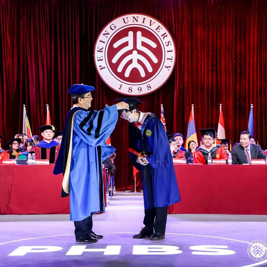 リン・グイのインスタグラム：「I did it! I have graduated!  Master of Peking University!  Thank you!!! #graduationday🎓 #graduation #pekinguniversity」