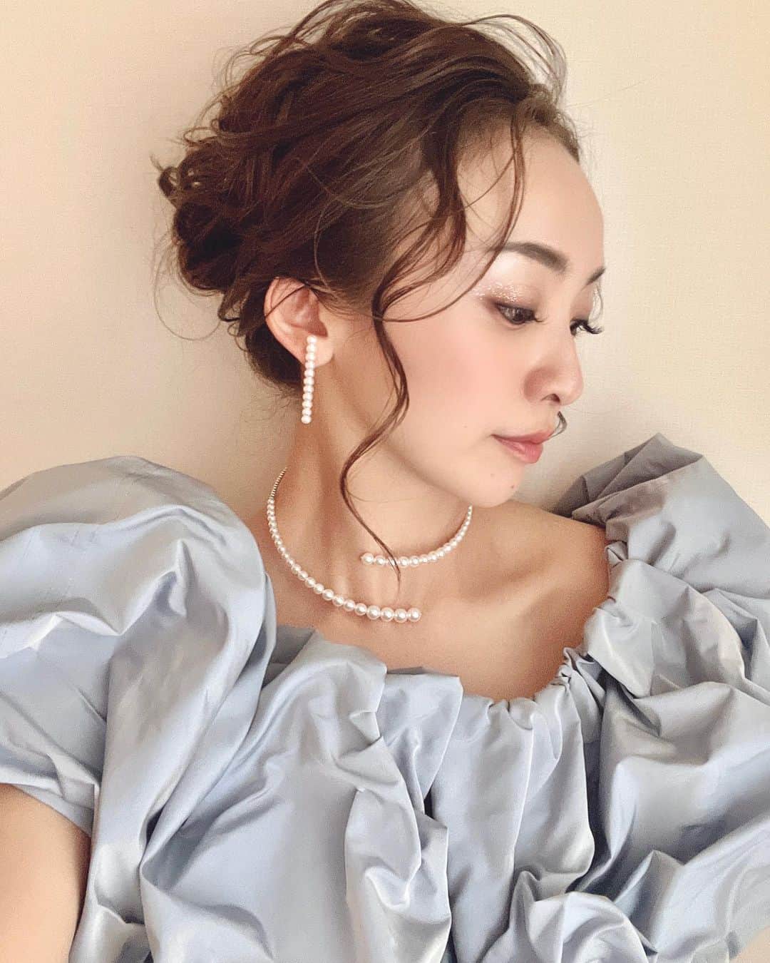 金本かすみのインスタグラム：「ストーリーズあげたら反応たくさん頂いたのでフィードにも💓 #結婚式コーデ ✨幸せな時間をありがとうございました🥺💓🎂 ヘアは安定の @nosekoji_lowe_amy_  ジュエリーは @maayapearls  ワンピは限定の @stylings_official アイメイクは中国コスメのキラキラつけてみた✨  母から「今日もお袖にフーセンついてるね」とLINEきたw🎈 #パール #結婚式ヘア #お呼ばれヘア #お呼ばれドレス #結婚式お呼ばれ #アップヘア #ロングヘア #パフスリーブ #🎈」
