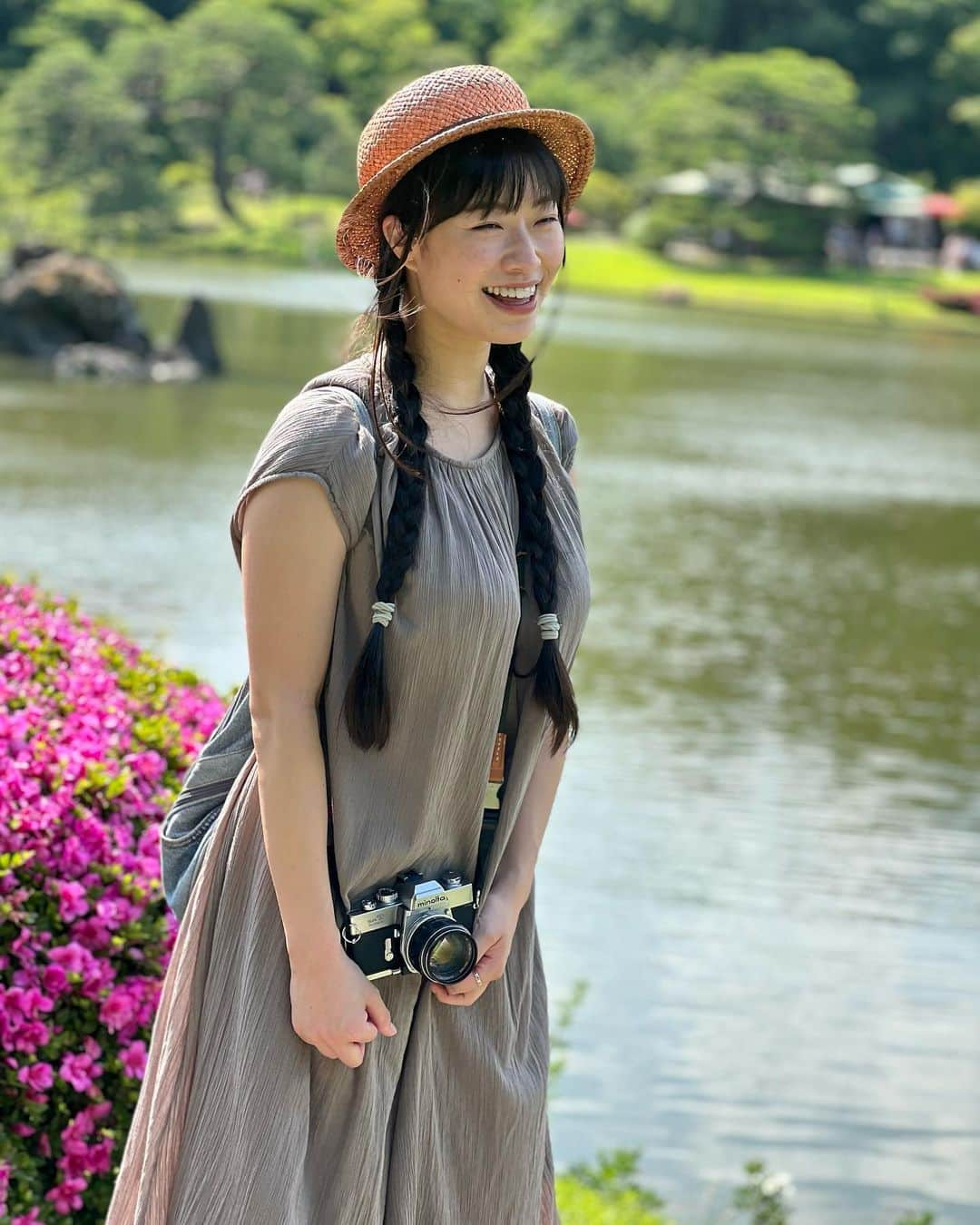 小田飛鳥のインスタグラム：「MINOLTAさんとあすさんぽ🐥 ちゃっかり紫陽花も堪能しちゃいました🤭💠 #minolta #minoltastrsuper #あすカメラマン #六義園 #ツツジ #紫陽花 #hydrangea」