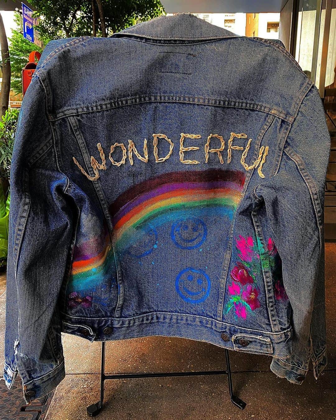 澤田友美のインスタグラム：「. 自分のVintage Levi's に遊んでみた。 LIFE IS WONDERFUL🌈☔️☁️🌞 オレンジ🍊色のレギンスに合わせて着てきたけど、とても派手とゆうことはもう麻痺しました。w」