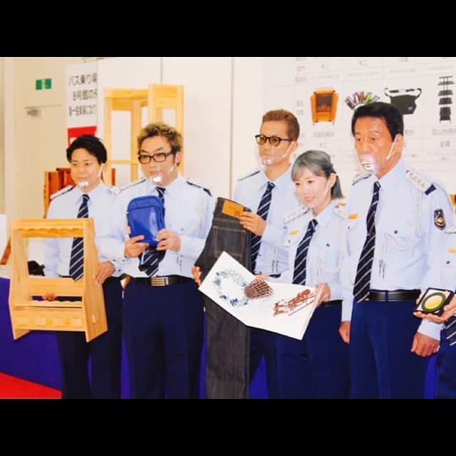 ATSUSHIのインスタグラム：「#atsushizm  3年ぶりに3度目の全国矯正展のオープニングセレモニーに参加させていただきました。  今回3度目にして、やっといろいろなことを深く感じることができ、また少し理解することができました。  正直今までは、いつも官服を着させていただき、お役所の方々もたくさんいらっしゃるし、なにか失敗しないようにと、緊張感でイベントをスムーズにこなすことで精一杯でした。  この日本の刑務作業で作ったものが、一般的にこうして外の世界で販売されるケースは、世界中の刑事施設を見てもかなり珍しいことで、そこには日本人には独特な労働の美徳があるからこそなんだと、改めて感じさせられました。  SDGsやサステナブルなんていう言葉が出てくるずっと前から、日本人は自然界と共に生きていて、そしてそれぞれの家庭がそれぞれの何かしらの専門家だったりして、困ったことがあればご近所や地域で支え合い、例えば農業ひとつとっても、糞尿を自然分解させて肥料にしたり、一つのものを本当に使えなくなるまで大切にしたり、自然と共存している意識が今よりもずっと高く、物を大切に使って来た文化だと思いました。  世界でも、犯罪を犯した受刑者が刑務作業をすることはあっても、それを商品として販売できるレベルまでに作り上げて、特に伝統工芸品などは、職人さんの直伝で、それを矯正展として販売している国は、おそらく日本だけだろうと法務省の方ともお話しさせていただきました。  こないだボクが初体験した農業もそうだし、そうやって日本人は助け合って生きていたんだなと…。  そこに産業革命、大量消費社会が少しずつ文化として入ってきて、ボクらは必要以上に自然界からたくさんのモノを奪わなくてはならない生き方に、いつしかなってしまった。  昨今のこの混沌としてきている社会情勢の中、物価の高騰、円安、半導体やエネルギーなどの輸入の遅れなど…。  そして外国人労働者の参入により、雇う側の最低賃金が下がったりと、今こそ刑務所にあるこのシステムが活用できるのではないか、と3回目にして、いろいろなことを感じました。  矯正展に並んでいるモノの中には地域社会や、地元の企業さんや団体さんとの連携で、農作物や食べ物までも販売されていました。口にするものだからこそ、もちろんこれを販売するまでには、法の整備や、とてつもない法務省の改革、刑務官の先生方のご尽力があってのことだろうと思うし、もし食糧危機が起こってしまった時、ボクらは矯正展に並ぶモノや、その技術に頼らせていただくかもしれない…。  本当に、モノに困った時、ボクたちはこの技術を持った、受刑者の方々が作ったモノを、イヤだと言い切って、使わずに生活できるのだろうかと考えさせられました。  結局は社会は循環していて、誰かが困ったりすれば、いずれ自分や、自分の子孫たちに返ってくる。  今こそこの制度を利用して、いろいろなモノの生産性と自給率を上げること、そしてその国に生きる人間として、みんなで助け合うことの意味を強く考えさせられた1日になりました。  オープニングセレモニー後、法務省の方々との勉強会でとても刺激になりました。  杉良太郎さんいつも貴重な経験をさせていただき、本当にありがとうございます。  It’s been three years since I last took part in the public services by the Ministry of Justice.  But it was my third time and I was able to understand more in terms to this. To be honest , wearing this official uniform surrounded by people from the government office, I felt nervous every time.  Selling the stuff that the prisoners made is not something you see often. But there’s something about the unique Japanese labor style that is considered a virtue.  Coexisting with nature and the will to cherish all things is what Japanese culture is well known for. At all times , we have always supported each other . We are living in this circulating society and it will continuously keep on effecting to the next generation . Today was a very though-provoking study group. Mr. Ryotaro Sugi, thank you so much for this special opportunity.」
