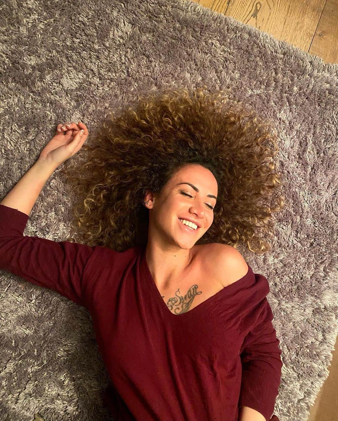 ソフィア・スフォルツァのインスタグラム：「Happy me! Japan is breathtaking 🇯🇵 @fantasy.on.ice is wonderful ❄️, my new single is out! ( “DONNA” link in BIO) ❤️‍🔥 Embracing all of this luck and all of these incredible opportunities life is giving me! Feeling blessed  Thank you all for your amazing support ❤️ ありがとうございました  #fantasyonice #fantasyonice2022 #japan #nagoya #ilovemyjob #luckygirl #showgirl #showtime #showbusiness #iceskating #newsong #newsingle #italianartist」