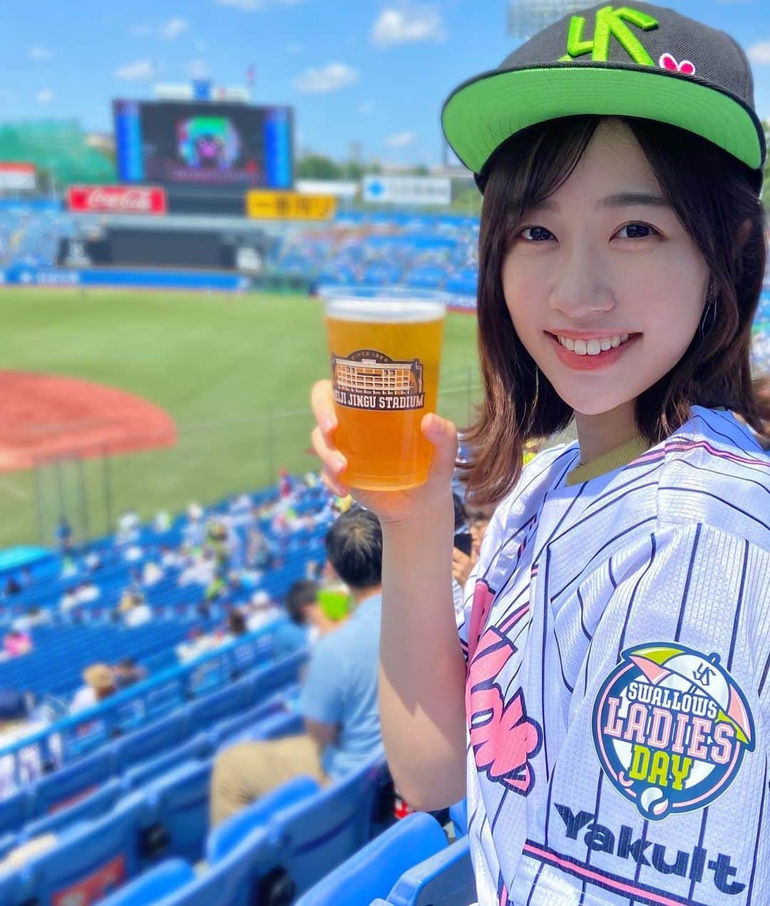 平野詩乃さんのインスタグラム写真 - (平野詩乃Instagram)「⚾️ 現地すわほー☂️ いいお天気で夏を感じた、、、🍻  今年もレディースデーで可愛いユニフォームもらえました☺️ 村上選手ナイスホームランでした！！  #swallows #ヤクルトスワローズ #すわほー」6月4日 19時08分 - hirano.shino