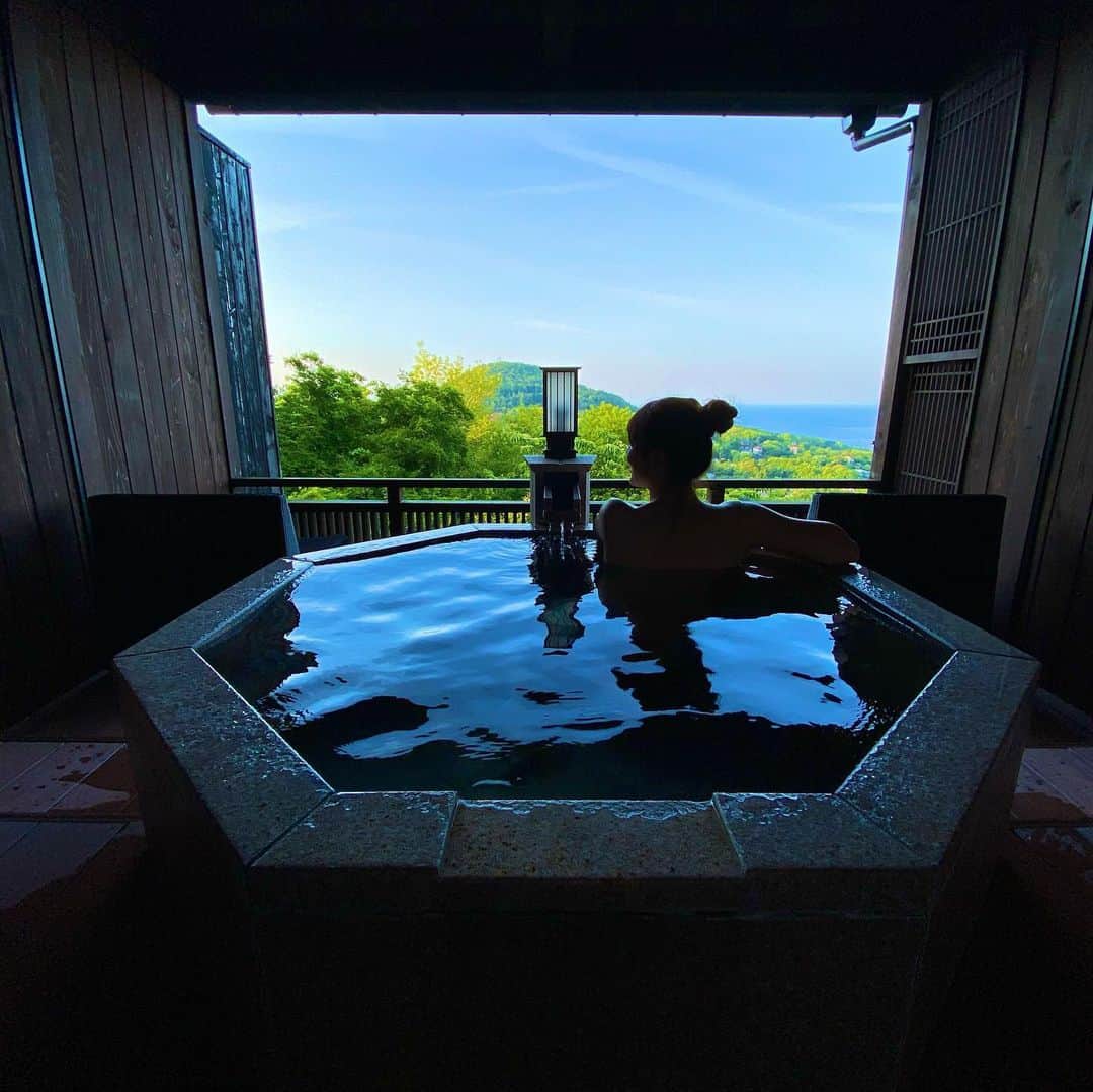 那津あやこのインスタグラム：「たまたま見つけた素敵な旅館🌟 伊東の【凪ノ庄】に宿泊してきました！ 客室が全5室で全部屋に露天風呂が付いているのはポイント高い…‼️✨ ⁡ 朝夕夜としっかり3回お風呂を楽しんできました♨️ ご飯も美味しかった…🤤💕 ⁡ #伊東 #川奈 #静岡 #温泉 #観光 #旅行 #温泉ソムリエ #凪の庄 #露天風呂 #旅館 #浴衣 #GW #マタニティ #プレママ #trip #travel #photography #photo  #hotsprings #japan」
