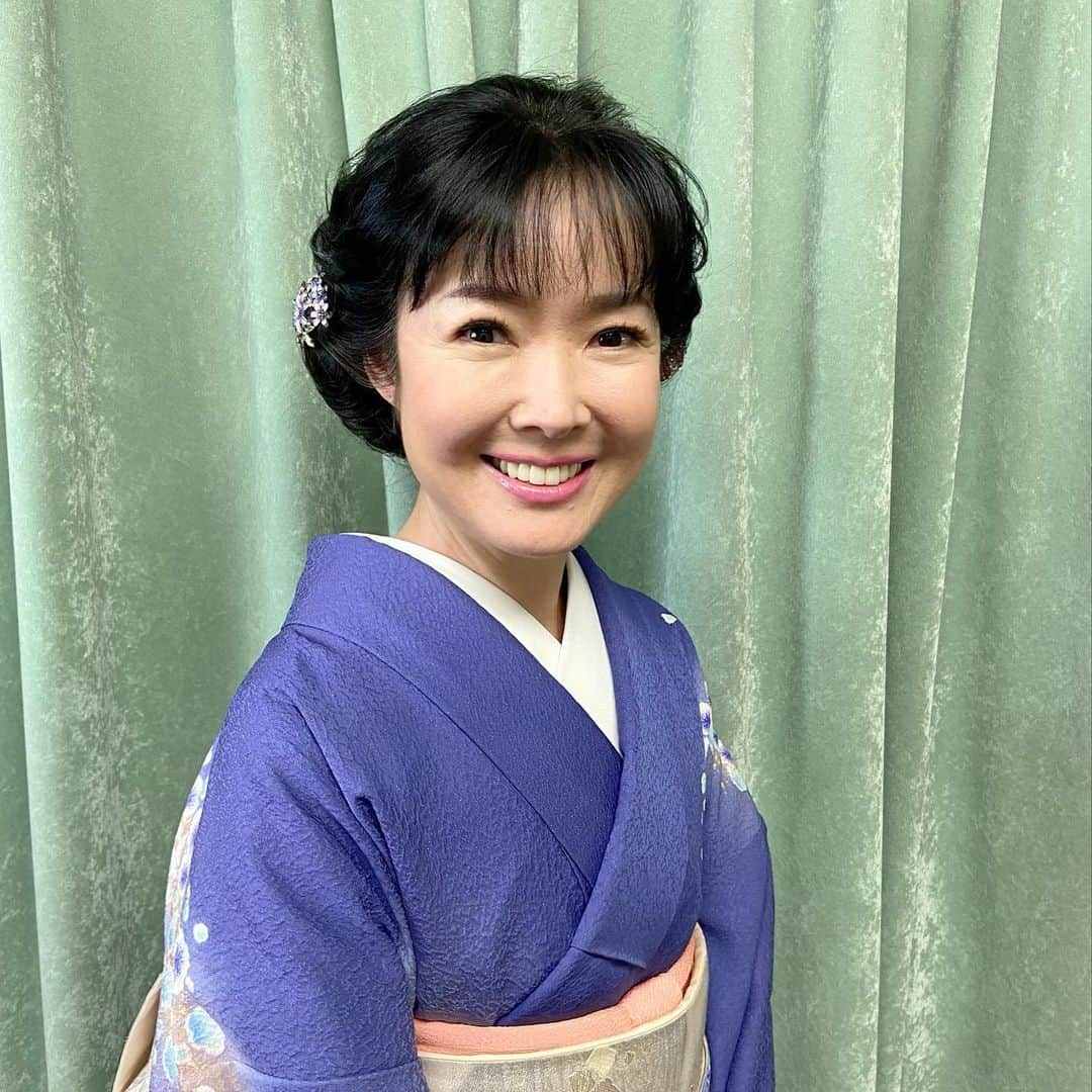 田川寿美のインスタグラム：「埼玉県志木市コンサート！ 石原詢子先輩 小桜舞子ちゃんと。  新曲「白秋」発売前の御披露目！ この緊張感、、 歌唱後のお客様からの拍手が 波のように押し寄せてきて 歌世界が、みなさんの心に伝わったかな、、、 ほっと一安心。  歌、歌、歌の　この人生。 歌に迷い、悩み、 街を歩いていても 歌が頭を離れない日常生活笑っ  そして、また歌に励まされ その繰り返し。  お客様に癒しや、心の隙間に 豊かな気持ちを注ぐことが 私の人生のテーマであり 役割、、、 いつの間にか生き甲斐です。  今日も、出逢いに 感謝して。  #田川寿美#石原詢子先輩#小桜舞子ちゃん#ジョイント#コンサート#埼玉県#志木市#志木市民会館パルシティ#紫#ラッキーカラー#新曲#白秋#予約受付中#一期一会#感謝 #着物#演歌#歌謡曲#着物#Japanese#enka#kimono」