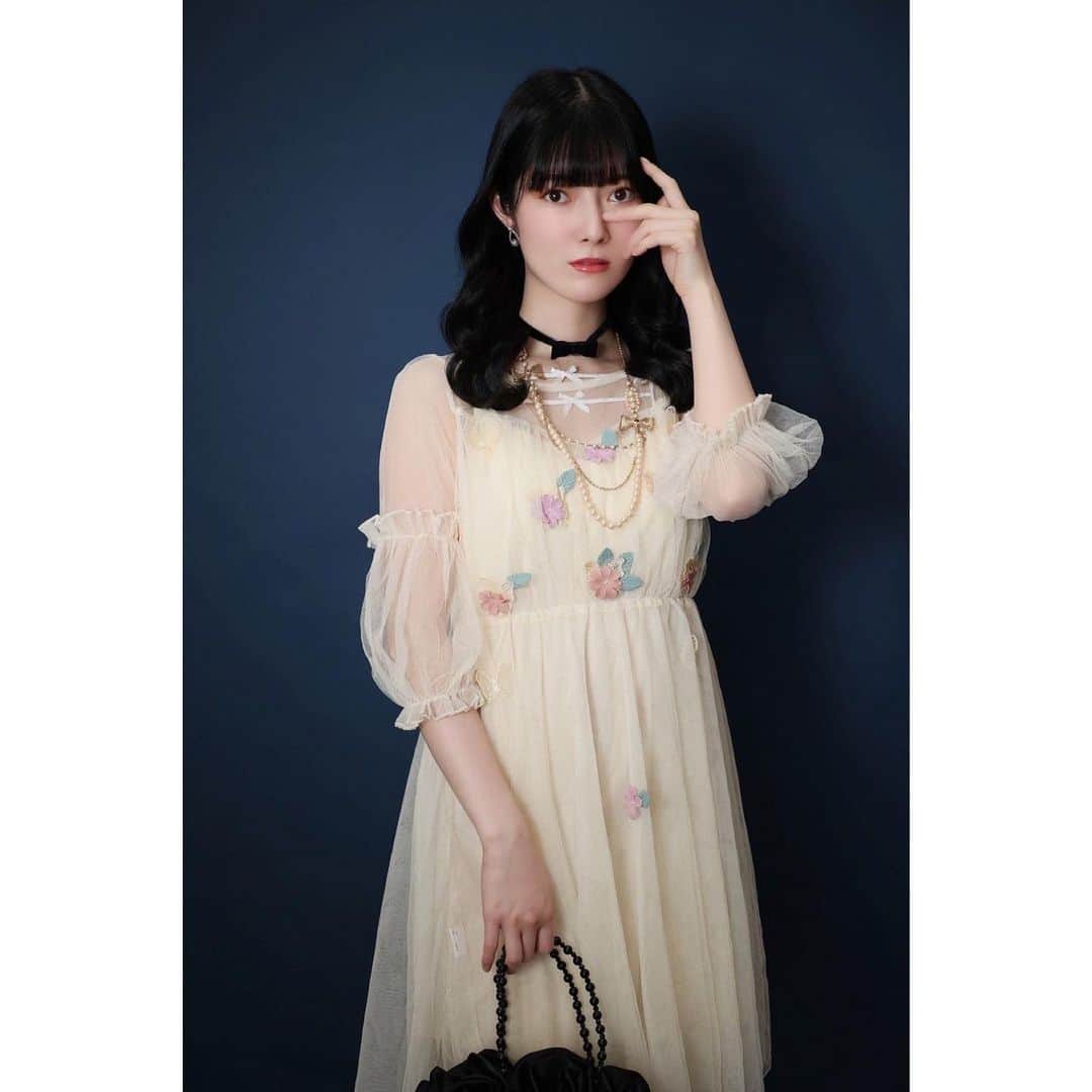 日下部美愛のインスタグラム：「個人的ビジュアルが解禁されました！ ⁡新感覚推理ゲーム型朗読劇 ジェントルブラックサンタクロース2「あの夏の追憶」 ⁡TwitterのRT協力して下さった皆さんありがとうございます🫶🏻 ⁡令嬢のマリア様、今回は白い清楚衣装です ⁡どうでしょうか〜？ ⁡そして1次抽選の当落がでたみたいだね、 ⁡落選したってコメント見て悲しくなっちゃった ⁡でもさ！1次抽選ってことは2次もあるのでは？と勝手に思ってるので ⁡まだ諦めないでー！！！の気持ち ⁡ ⁡夏は嫌いだけど公演が7月にあるので楽しみ！頑張るぞー！ ⁡ ⁡ #photo #japan #model #me #hair #fashion #selfie #makeup  #followme #instagood #camera #instadaily #dailylook #사진 #데일리  #데일리 #셀카 #메이크업 #아이돌 #일본 #일본여자」