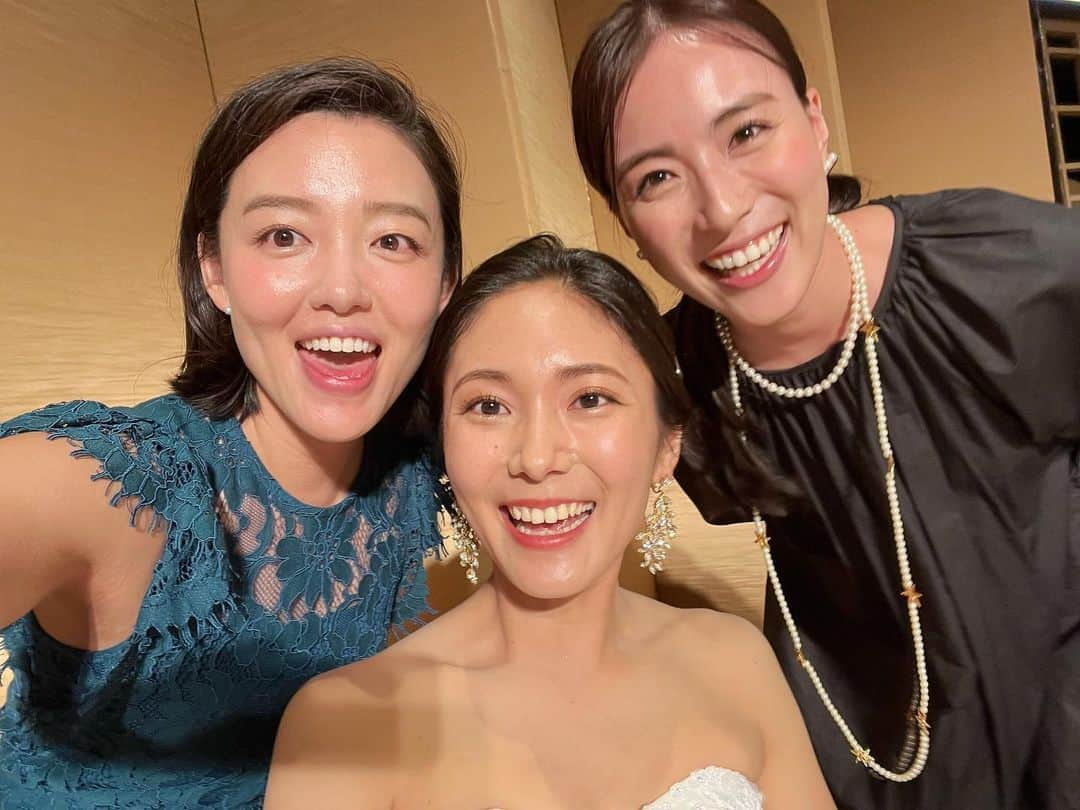 阿部優貴子さんのインスタグラム写真 - (阿部優貴子Instagram)「親友ゆみこの結婚式。 大学のアルバイトから一緒の3人組→ 縁あって、3人ともアナウンサーに。 今はそれぞれの道ですが、仕事の悩みから子育てまで いろんな話をたくさんしてきた仲なので、 最後はささといっしょに 目を真っ赤にして泣いてしまった。😭👏 最近、友達との時間ってなかなか取れていなかったので、 幸せな1日でした。🥰友達とか家族ってあったかい。」6月4日 20時10分 - abe_yuki94