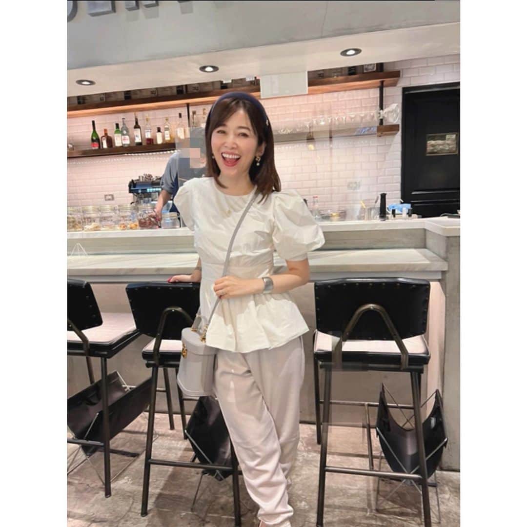 山本みらいのインスタグラム：「よほど嬉し楽しいようで だいぶデレっと笑ってる。。  Tops @fete____f  Pants @idealuce_official  Bag @markcross   洗濯も楽でヘビロテしている @fete____f のトップス。  新宿伊勢丹のポップアップに行って  @petitreiha さんにもお会いして来ました✨ (しかも2日連続で会えた♪)  その後は @megumi_koshiba  @yukapyu3  @miho.yabe.0607  にちょこっと合流して💗  @harumi_furukawa が お見送りしてくれた💕  滞在およそ1時間の伊勢丹で、 どれだけパワーチャージできたことか！  ここ最近は人に会える嬉しさを じんわり噛み締めてる私。 (デレ笑いも止むを得ずです)」