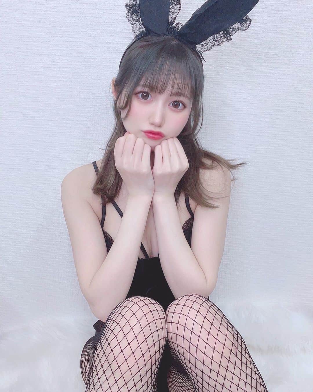 結城明日翔のインスタグラム：「今月で最後なので fantia見納めしといてね🥺♡  プロフィールのURLからとべるよ👯‍♀️💕  バックナンバー(過去の月の投稿)が 見れるのも今月までです( ᵒ̴̶̷̤‧̫ ᵒ̴̶̷̤ )  ここでしか見れない写真ぜひ見てねჱ̒⸝⸝•̀֊•́⸝⸝)  #fantia #ファンティア #コスプレ #cosplay #バニーガール #bunnygirl #バニーちゃん #👯‍♀️」