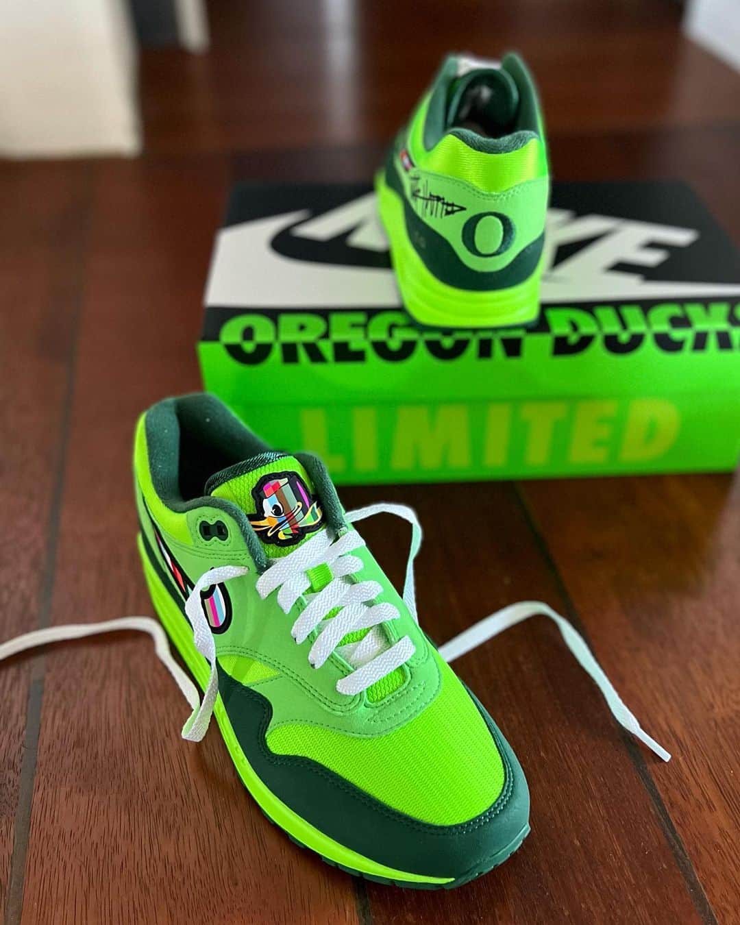 ニック・ハイドフェルドさんのインスタグラム写真 - (ニック・ハイドフェルドInstagram)「Hadn’t looked forward that much to delivery of a sneaker in a while. Designed and signed by legendary @tinkahat and limited to just 120 pairs. @ducksofafeather Nike Air Max 1. #tinkerhatfield #ducksofafeather flyingformations #nft #sneaker #collector @nike #nike #airmax1 @oregonfootball #oregonducks」6月4日 20時34分 - nickheidfeld