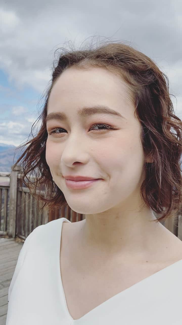 CLAIREのインスタグラム：「✨ゆる巻きボブ×小枝のクラウン✨ ・ @clairebridalstudio ・ #自分らしく#誰もが好感を持てる花嫁に#新郎新婦#前撮り#プレ花嫁#ウェディングドレス #色打掛#フォトウェディング#結婚写真#wedding#後撮り#結婚準備#日本中のプレ花嫁さんと繋がりたい#2022夏婚#2022秋婚#2022冬婚#2022春婚#花嫁#横浜#大阪#京都#仙台#東京#宇都宮#桜#愛知#高崎#桜#花嫁ヘアメイク」