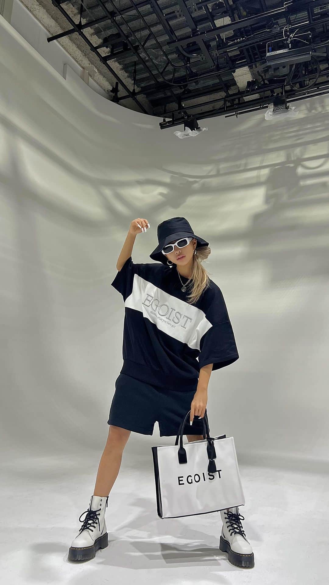 華のインスタグラム：「𝗺𝗲𝗻'𝘀 𝗹𝗶𝗸𝗲🖤  ２週間ぶりの投稿😂  私服はストリートが多めですん🎧👟 @egoist_official   #EGOIST #drmartens #menslike」