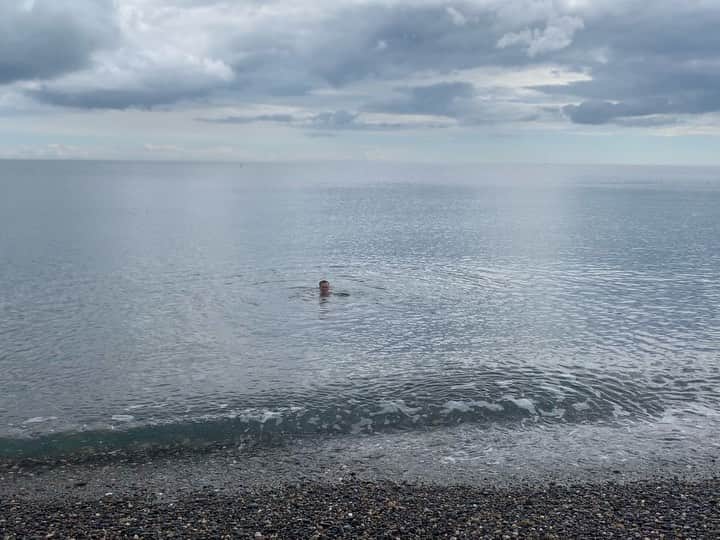 ブライアン・アダムスのインスタグラム：「Thought I’d have a swim in the Irish Sea. #sohappyithurts」