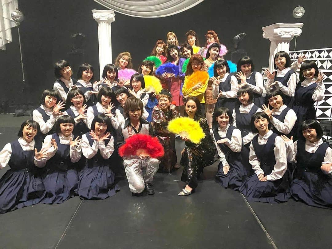 Ms.OOJAのインスタグラム：「アカネキカク ベストヒット舞踊祭 出演者させて頂きました 本当にめちゃくちゃ楽しかったです！ めちゃくちゃ笑いました✨  私は  フライデイチャイナタウン/泰葉 Who Are You/Ms.OOJA 🆕六本木純情派/荻野目洋子 をダンサーズのみなさんと、  Be.../Ms.OOJA を1人で歌いました！  六本木純情派は物心ついた頃から歌っていた曲で、ずっと歌いたかったので、今日初めてアカネキカクダンサーズのみなさんパフォーマンス出来て、本当に良き思い出になりました🥺  鬼龍院さんのコーナーもめちゃくちゃ面白かったし、全体を通して本当に見応えのあるステージでした！  明日はまたゲストが変わって(島津亜矢さんと、水谷千重子さん）きっとすごく楽しい時間になること間違いなしです！！  私は明日は出演しませんが、是非見てほしいです✨✨  素敵なイベントに呼んで頂いてありがとうございました✨✨ またご一緒できる日を楽しみにしてます😊  #msooja #アカネキカク #バブリーダンサーズ　#アバンギャルディ　#鬼龍院翔　#ゴールデンボンバー」