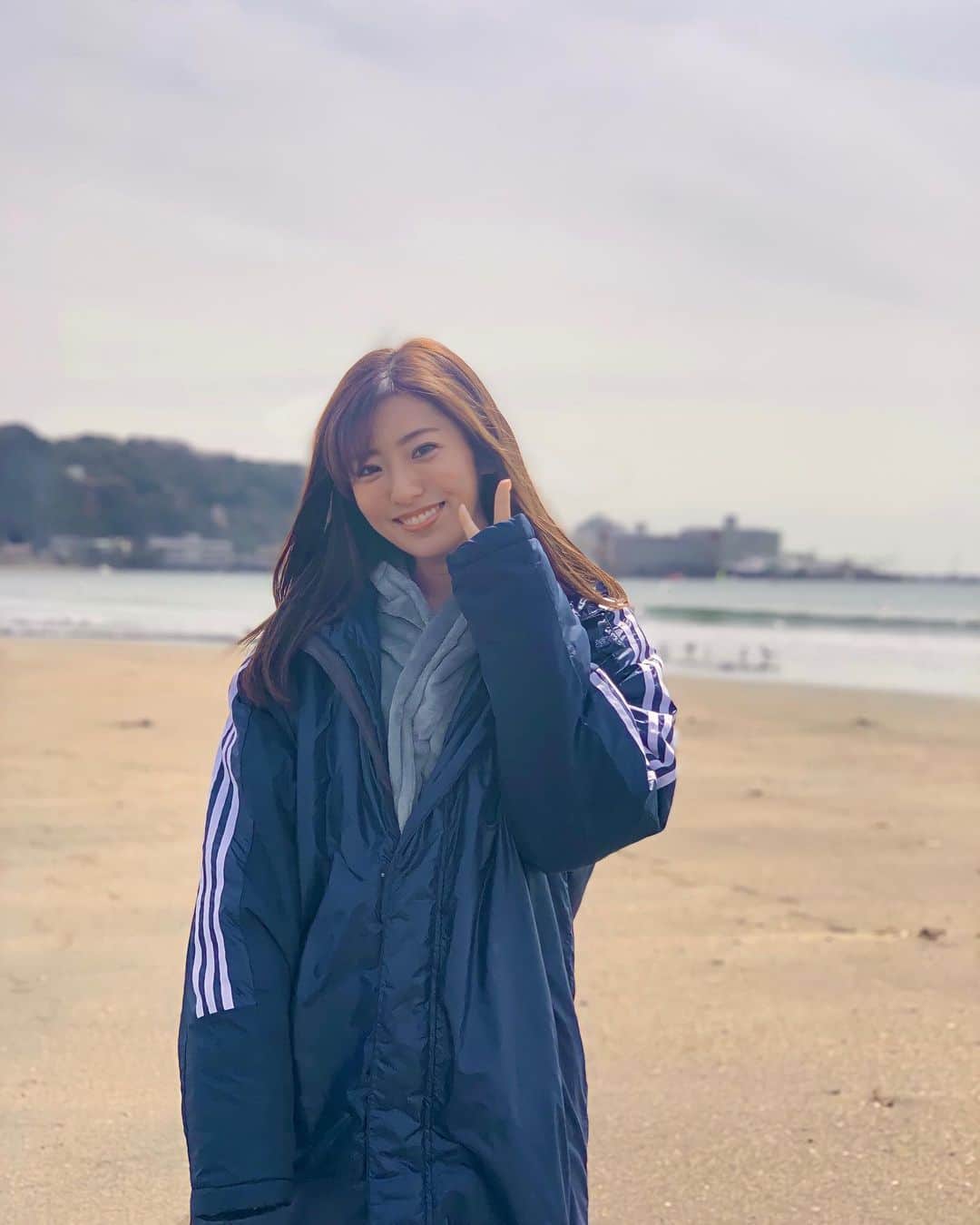 のインスタグラム：「🐚 . ヤンジャンの撮影時のオフショット🎶 この日は悪天候予想だったけど 鎌倉・江ノ島だけ雨を免れるという 奇跡が起きたんです😇😇 . まだまだデジタル写真集発売中です💕 どの写真がよかった〜など ストーリー載せたり、 投稿へのコメントで教えてくださいね😊 @gr_youngjump_official の投稿も コメントで一緒に盛り上げてください🌈」