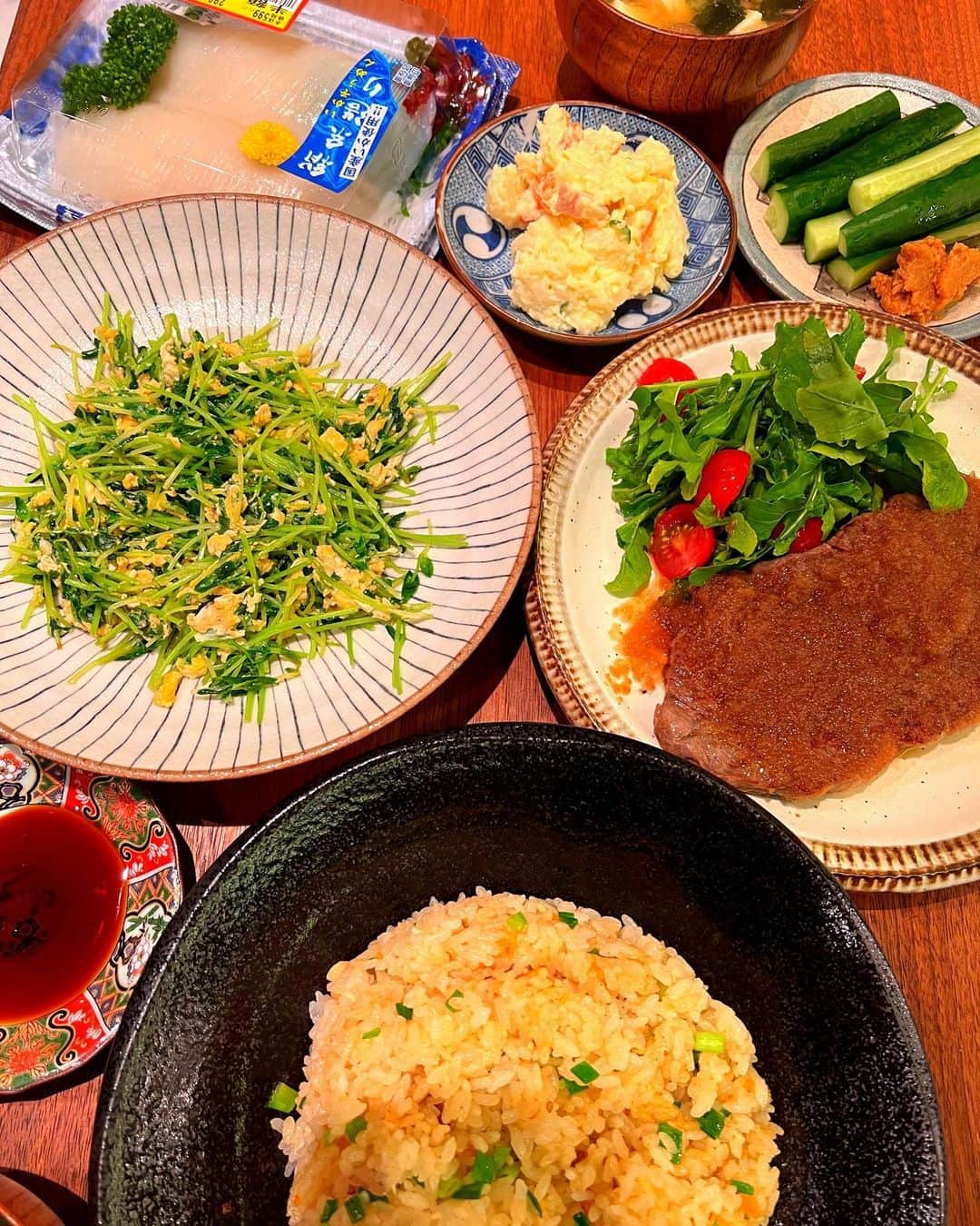 GENKINGの釜飯さんのインスタグラム写真 - (GENKINGの釜飯Instagram)「今夜はステーキが食べたい人と なんかさっぱりしたい私な日の夜ご飯‼️ 彼はステーキ、私はイカ素麺‼️ 半額テープ見るとテンション上がる🤪✌️ そして自分しか食べない分は皿には盛らない😂  #genkingkitchen」6月4日 21時31分 - genkingkitchen