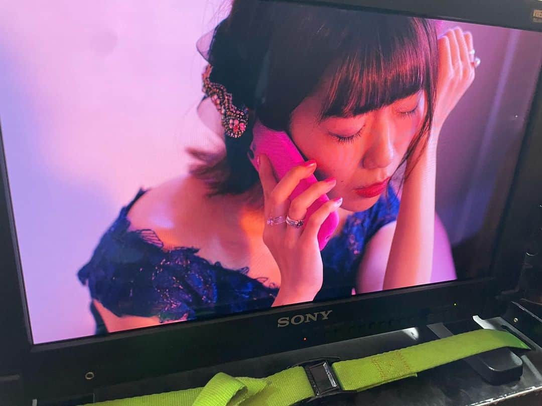 ぱいぱいでか美のインスタグラム：「曲きいた？MVみた？ . 配信リリース&MV公開から早１日！ たくさん聴いて&見てくれてありがとうございます🥲❣️ まだの方は今夜にでもチェックしてね✊🏻 リリース記念で新グッズ販売やインターネットサイン会もやるので 「🖤新曲🖤」のハイライトからチェックしてね！ あとTwitterでグッズプレゼント企画もやってるから！ それも折角だし参加してほしー！ . #でか美ちゃん #でか美ちゃん新曲」