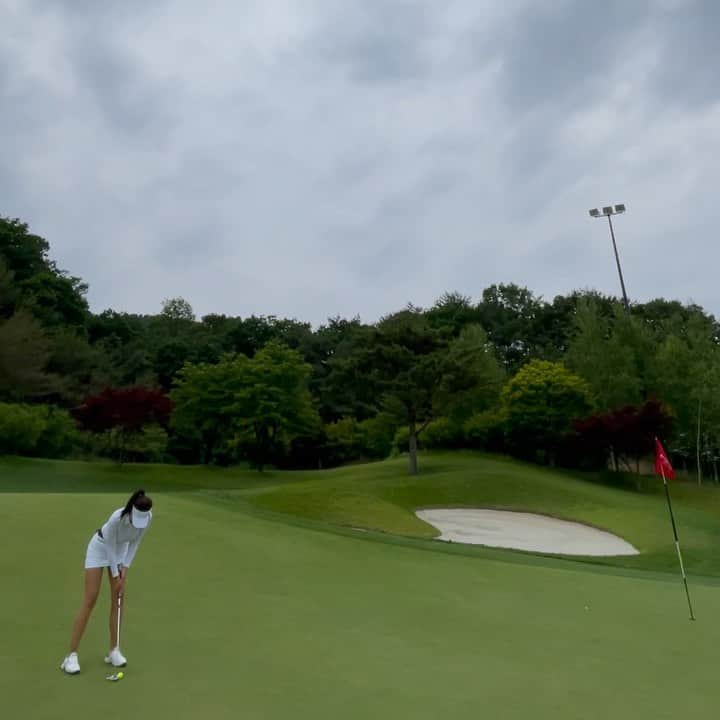 リュ・ジヘのインスタグラム：「⛳️ 고맙게 언니가 찍어줌~😂」