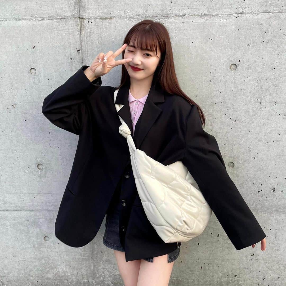 河﨑莉奈のインスタグラム：「久しぶりのオタ活は大きめバッグで参戦しました✌🏻🤍  @lacvert_official  #LACVERT」