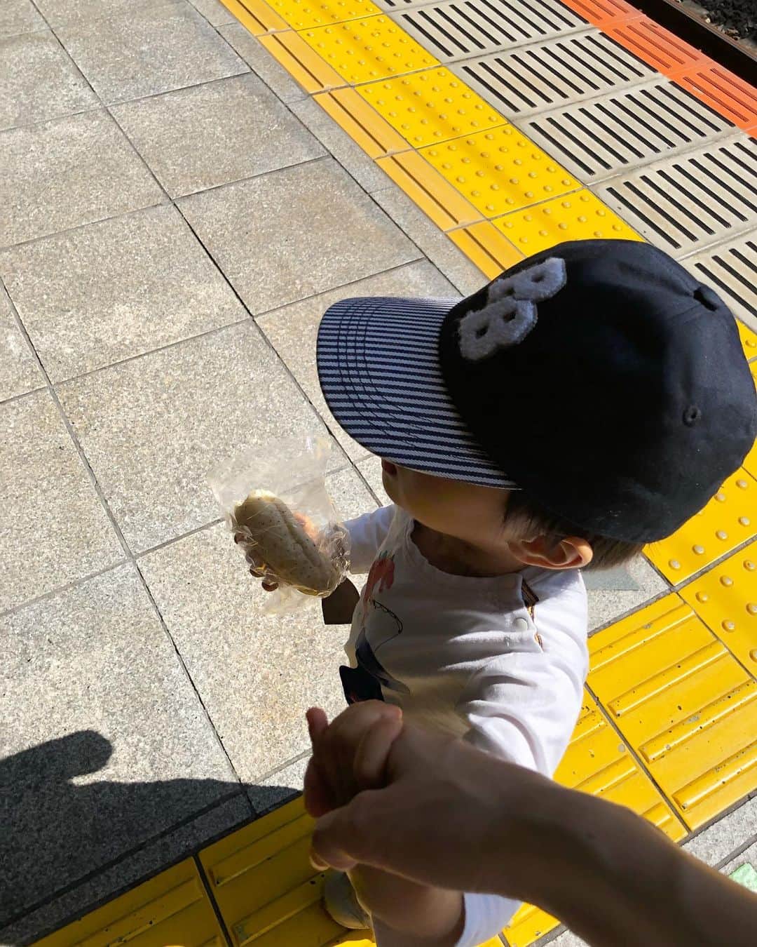 加藤未央のインスタグラム：「子どもといると疲れるけど 子どもがいると癒される、 という大きな矛盾。😝  #今日も朝7時に起きてからやっと自分の時間で座れたのは夜の22時。 #とりあえずチョコを食べます。 #そしてついつい子どもたちの写真を見返してしまう。笑」