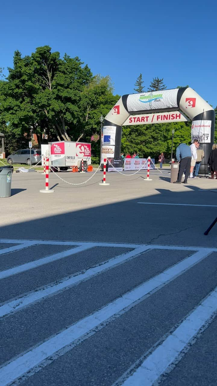 リック・ホフマンのインスタグラム：「Rolling myself around to cheer on my 7 year old, and the whole town to support Saugeen Shores Memorial Hospital!! Beautiful morning! 1K 5K 10k Go! #ctscan #donate #gocole #goevan」