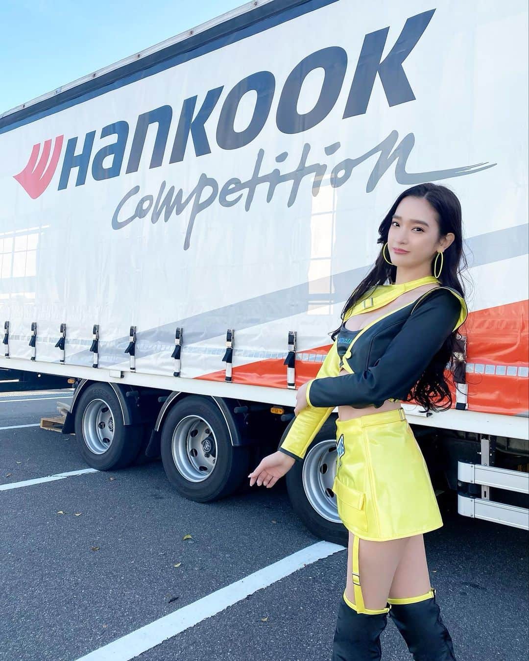 太田麻美のインスタグラム：「スーパー耐久Rd,2富士24H決勝日🏁 PITWALKやステージも有り難うございました✨ 富士24Hのサーキットはやっぱり賑やかでこの雰囲気が大好きです☺️ 皆さんともお会い出来て嬉しかったです✨ 夜は恒例の花火今年も見れました🎆  ポールポジションからスタートした888号車🥇 まだまだ長い戦いとなりますが残りのレースも引き続き応援宜しくお願いします💛🖤  明日は、9:10〜 チームPRステージです✨  #富士24時間 #FUJI24H」