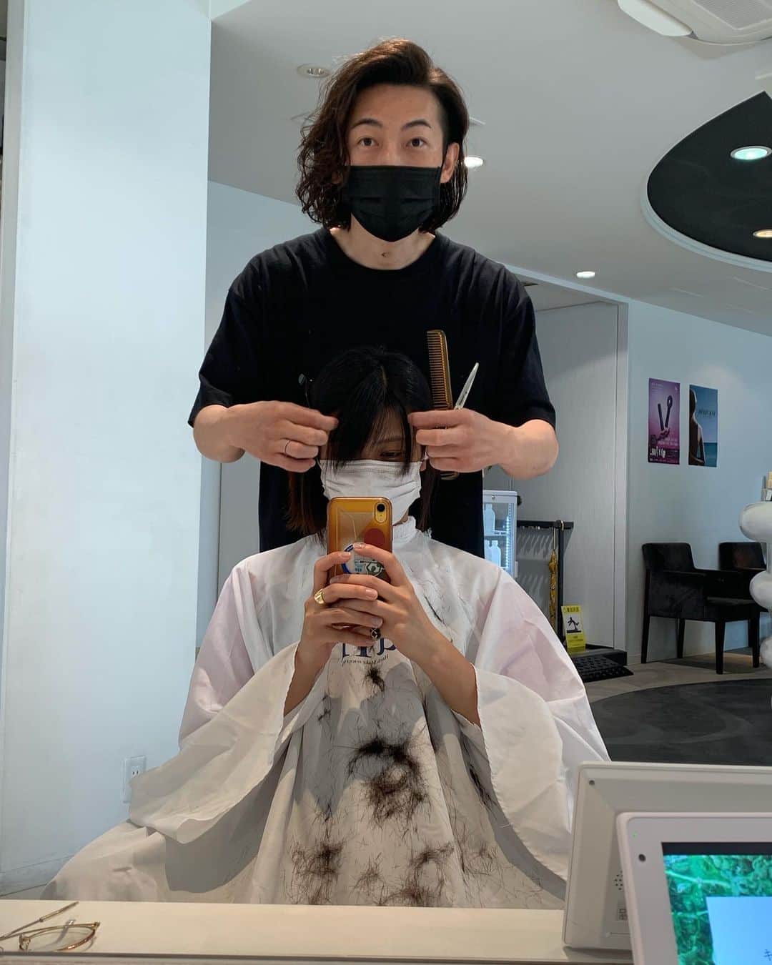 春川芽生のインスタグラム：「またNEWヘアー！  "人間としての可愛さに拍車がかかる髪型に" とオーダーしました🧜‍♂️(（大ホラ）)（でもそんな気分で帰してくださいます！）  切れ毛と重さの解消ダーーーーッ 毎度ありがとうございます🙇‍♂️  そぼくピース＆ 二連ちゃうんかいッ首元。 ※前投稿参照(笑」