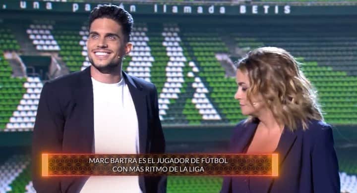 マルク・バルトラのインスタグラム：「Es sábado y tu cuerpo lo sabe… 🕺🏻🎶😂 Feliz fin de semana a tod@s! 💚」