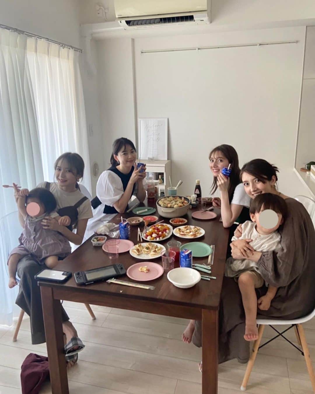平木愛美のインスタグラム：「なんだか、こんなふうにプライベートなご飯中をポストするのも久々？といいますかかなりめずらしくて新鮮なのですが、、💕👼  先日、子供たちとともにとっても楽しい時間だったので…👧🏼🧡  ティファちゃんのおうちに遊びに。 ジョージくん＆ひゅーちゃんもいて👦🏼👦🏼 クリスちゃんあすかちゃんと みんなで本当ハッピーな時間だった〜🫶❤️‍🔥❤️‍🔥❤️‍🔥  ティファちゃんがたくさん素敵なおもてなしをしてくれて…！✨✨ 米粉＆山芋のたこ焼きも。カプレーゼなどお料理も全部とっても美味しかったー！🥹💗幸  ３枚目の動画は、靴下を脱ぐだけで 全力応援＆見守って褒めてもらえて 贅沢べびまるさん。👸🧦笑  最近リメンバーミーが大好きなのですが、まさかのひゅーちゃんも好きみたいでおうちに到着したらつけてくれてて、👧🏼喜んでました💖  みなさままた遊びましょう〜🥺 あすかちゃんhappy birthdayでした〜💘  はっぴー時間🌼」