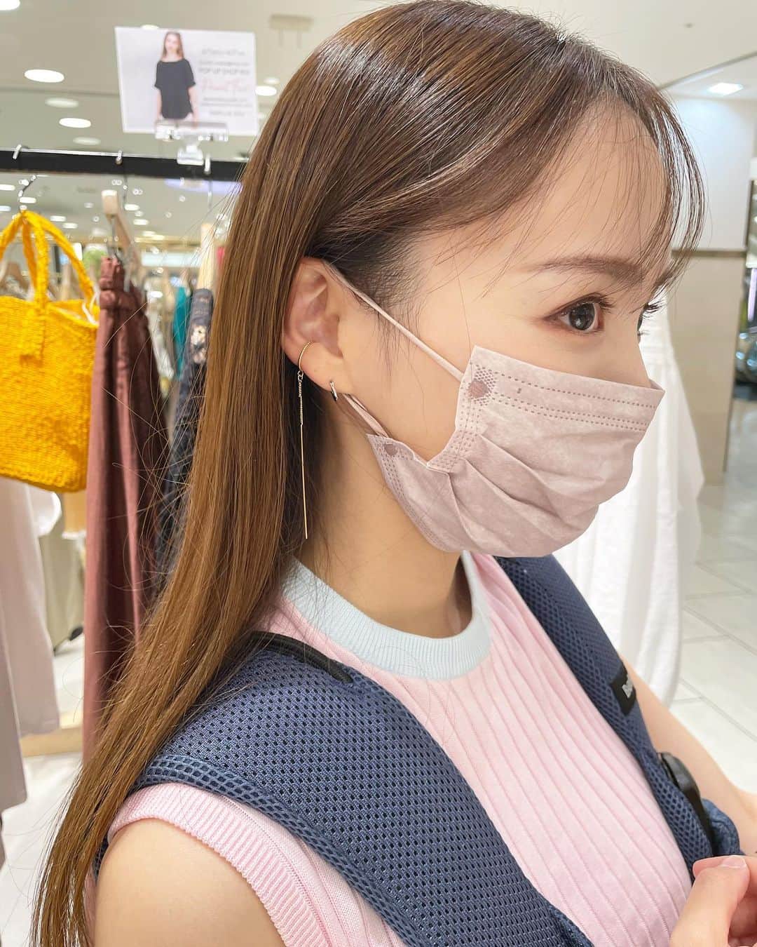宮内ひかるのインスタグラム：「@saki_felice のpopupが 名古屋タカシマヤで明日までやってるので是非行ってみてね💕 ⁡ 久しぶりにお会いできたさきさんは 透明感に溢れていてお話ししてるだけでマイナスイオンに包まれるようなお人柄…さきさんに会いにも行ってみてください☺️✨ ⁡ ⁡ さきさん @sakiii049 に相談しながら選んだ 初めての　#イヤーカフ　😍お気に入り☺️たくさんつける！  @camille_eau でもお買い物🛍  #ジェイアール名古屋タカシマヤ　#felice_accessory #カミーユオー」