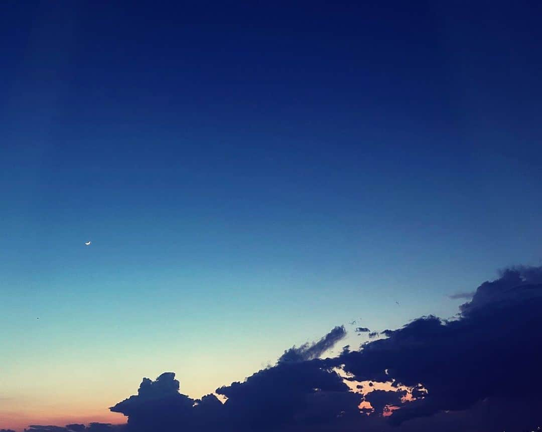 土屋太鳳さんのインスタグラム写真 - (土屋太鳳Instagram)「夏の暑さに近いほどの天気💦 熱中症のニュースも多くなりましたが、 大丈夫でしたか？　 よく、身体は 眠っている間に修復されると聞くので、 どうか少しでもゆっくりした気持ちで 眠りを楽しんでくださいね🙏💤✨ . #木10 『 #やんごとなき一族 』第７話も TVerや録画で観てくださるかたが 本当にたくさんいらっしゃるようで、 本当に本当に嬉しいです😭🙏✨✨ ありがとうございます🙏🙏🙏 . 写真は、昨日の続き😊 家族が送ってくれたものですが、 まるで 今の深山家のような空模様だなと思ったので おすそ分けを💡 こんなふうにどんな時も、雲の上は晴れ。 そう思いながら、佐都としての時間を 佐都と観てくださる方々と一緒に 突き進みたいと思います😳✨✨ どのかたも、良い夜を…⭐️」6月4日 23時58分 - taotsuchiya_official