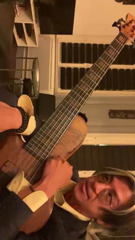 のインスタグラム：「Insta Live from Nancy, France フランス、ナンシーよりインスタライブ アーカイブです。 ヨーロッパ雑談＋生音ペチペチ  そのうち消すかも😌」