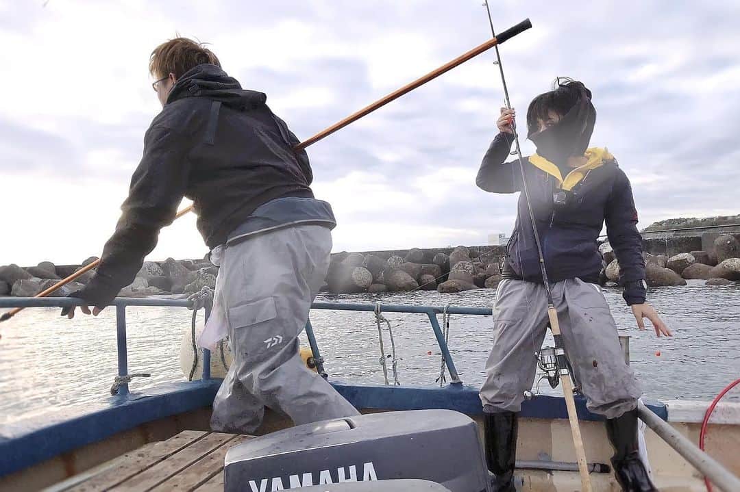 スーパーナブラのインスタグラム：「． ． 釣った魚にボートごと引っ張られたとう 有名YouTuberさんの動画の予告で 鮭釣り仲間との釣り映像を使っていただけました😊✨  日本三大怪魚の一つイトウに挑んだようですが ボートを引っ張った主はなんでしょうか😅  #釣りガール#朱鞠内湖 #りんの田舎暮らし #北海道 #鮭釣り#自然 #発見 #イトウ」