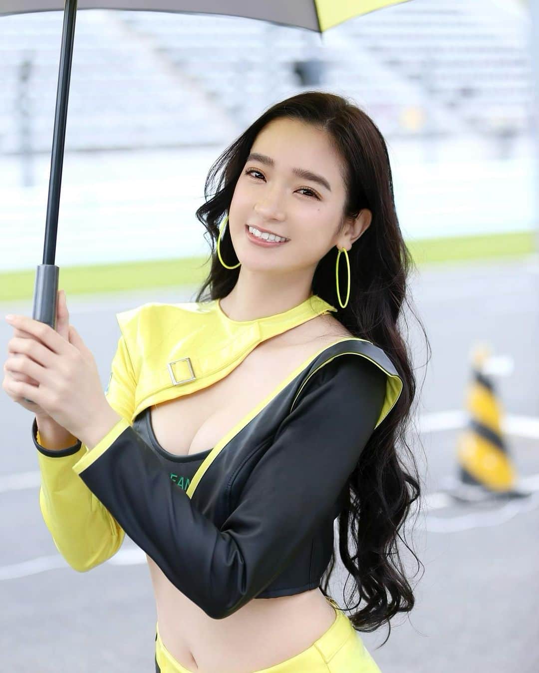 太田麻美のインスタグラム：「スーパー耐久Rd,2富士24時間決勝日🏁 残りのレースも約5時間となりました✨ 888号車現在、黒澤治樹選手が走行中で現在2位です！ GridMotorsportの応援を宜しくお願いします💛🖤  #supertaikyu #racequeen #rq #costume #gridmotorsport #fuji24h #富士24時間 #レースクイーン」