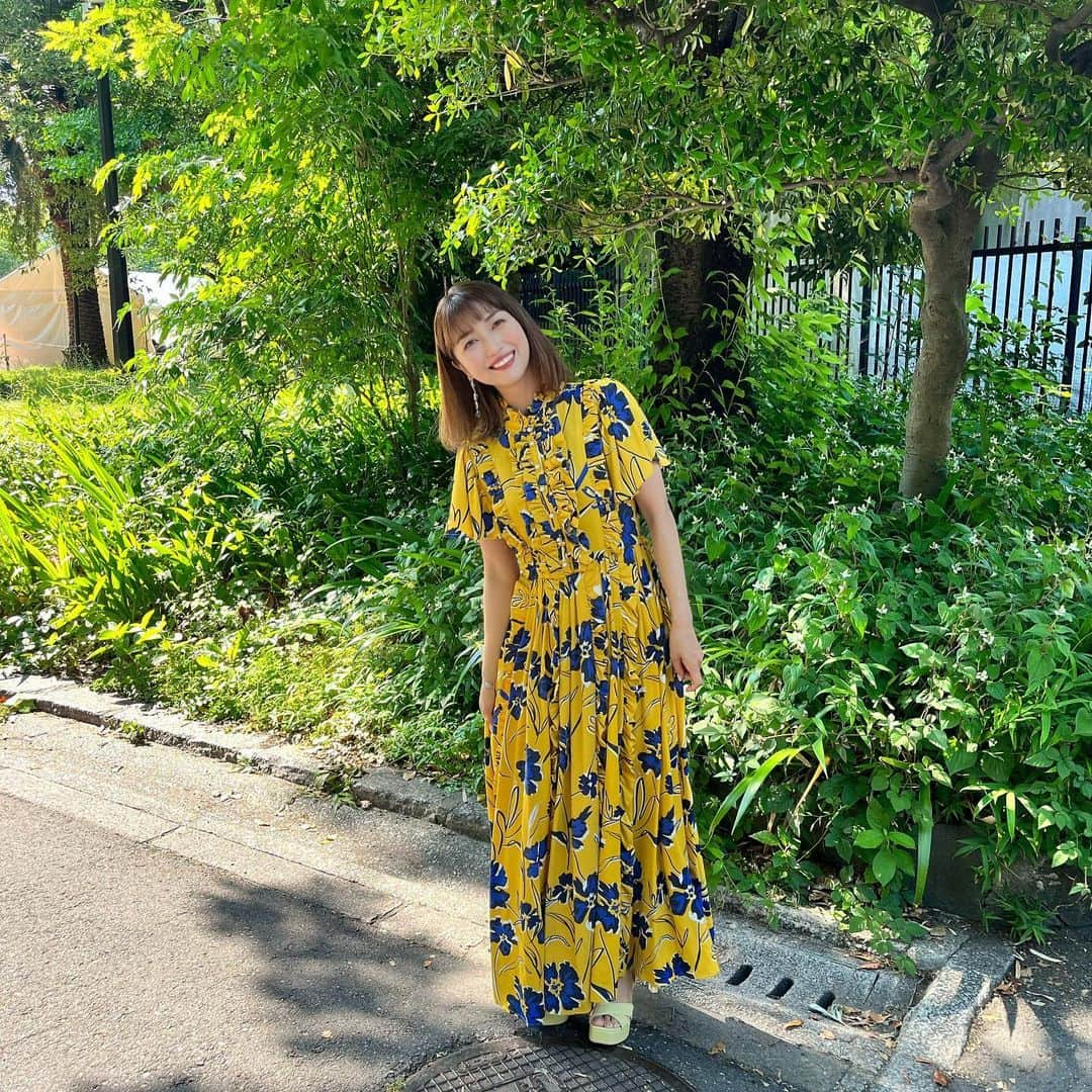 新妻聖子のインスタグラム：「日比谷音楽祭ーーー‼️🌳🌻✨昨日Hibiya Dream Session 1に出演させて頂きました！！！  もう最高。 幸せ。 最高。 ほんとそれしか出てこない。  会場となった「野音」こと野外コンサートの聖地、大音楽堂。  野外という性質上普段の私のコンサートではなかなか会場選びのリストには入らないので、2019年の日比谷音楽祭で初めて立たせて頂いたステージ。  遮るもののない青空と キラキラ笑顔のお客様  晴れた初夏の野音は、 控えめに言って天国です  そしてThe Music Park Orchestraの演奏こそがDream Sessionそのもので、なんと贅沢な、なんと多幸感に満ちたステージだろうかと、一曲目から泣けてきました  健康で 大好きな歌を 尊敬するミュージシャンと 奏られる幸せ  ありがとうありがとうありがとう🙏  「日比谷音楽祭」は今日も元気いっぱい開催中で、うちの息子も昨日たっぷり楽器体験などで楽しませてもらいました❣️  実行委員長の亀田誠治さんがおっしゃる通り  「親子3世代、誰もが気持ちの良い空間と、トップアーティストのライブやさまざまな質の高い音楽体験を無料で楽しめ（中略）、世代やジャンルを超えてさまざまな音楽に出会える、誰に対しても開かれた場」  なのです🌈  こんなに素晴らしい無料イベントなんてどこにも無いし、本当に愛に溢れた貴重な機会なので、お近くの方は是非一度は足をお運びください！！  そして音楽体験を受け取った後は、是非クラウドファンディングなどでご支援いただけたら✨  ちなみに音楽祭はU-NEXTで無料の見逃し配信も行っています！検索して是非チェックを！  #日比谷音楽祭 とともに #夏が始まる  #都会のオアシス  #ありがとう  #新妻聖子」