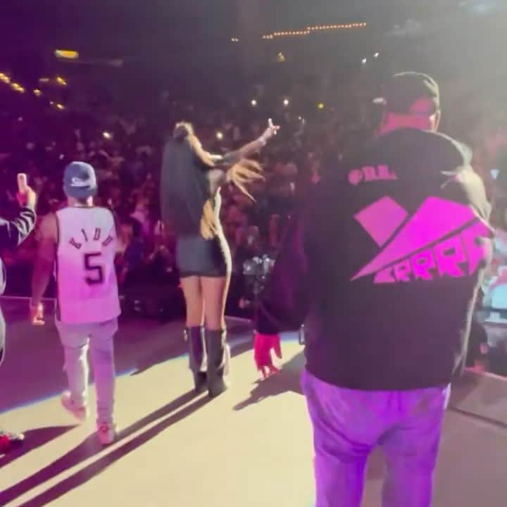 レミー・マーのインスタグラム：「Jersey was LIT! Went to see my girl @yesimprettyvee and watch @mtvwildnout LIVE! Somehow  I ended up on stage rapping “Conceited” with @Conceitednyc  hyping me 🎤 🔥 and @NickCannon screaming “Whuteva” 😍 And @JimJonesCapo recorded the whole thing😎  I luv this thing called hiphop 🤎 FunFact: @JimJonesCapo wrote the treatment , directed & shot my “Conceited” video 🎬 Sidebar: Y’all KNOW I had to grab some recruits for @chrometwenty3 my battle rap league😈 ITS UP! Tickets & PPV Link in my bio YOU DO NOT WANT TO MISS THIS! Saturday, June 11th in NYC🗽 #RemyMa #C23 #reminisce」