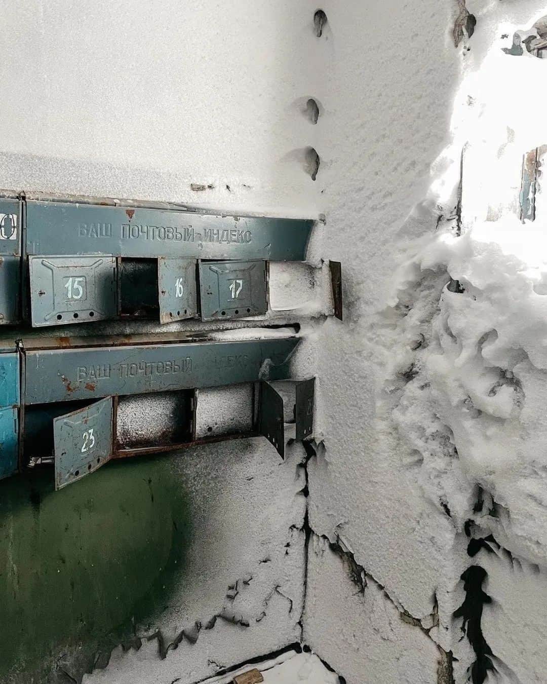 Abandoned Placesさんのインスタグラム写真 - (Abandoned PlacesInstagram)「The Frozen village.. 🏚❄️   📸 @northern.friend   Via @deserted.places  #desertedplaces #abandonedplaces #abandoned #exploreplaces #travel #ig_urbex #travelling #vintage #vintagehome #urbex #urbexphotography #urbanexplorer #urbexworld #architecture #creepy #ic_urbex #explore #creepystories」6月5日 2時35分 - itsabandoned