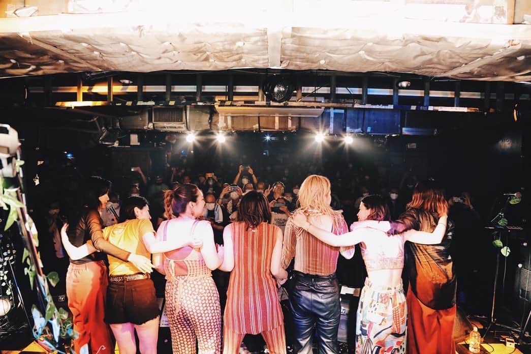 HAYAMIのインスタグラム：「🗼 “BOHEMIA” Release party in TOKYO  BOHEMIAのリリパ東京編が無事、完！  まさにアルバムのリリパワンマンは、2017年のリキッドルームぶり。 ワンマンライブって、私たちのライブを目的に沢山の人が駆けつけてくれる歓びが毎度凄いんですが、この2年間が相まってか、今回は過去最大級だったと言い切れます。マジ家に持って帰って家宝にしたかった。  忙しい中、貴重な時間を空けてくれて本当にありがとうございました！ そして支えてくれるスタッフさんが一人一人丁寧でプロフェッショナルな新宿LOFTでできたこともなんて誇らしいことなんでしょうか！感謝と愛です🙏❤️‍🔥  この体制になってからというもの、サポートの二人のおかげでライブをやる度に新しいオレスカバンドに出会わせてもらっている気がします💭 二人がオレスカのことをそばでじっと見つめ、理解しようと歩み寄ってくれること、ありのままを受け止め、磨き上げられたその力を貸してくれてることにすごく刺激を受け、支えられてる19年目の今。 本当にオレスカバンドは幸せ者ですね🥹  このコロナ禍での私たちの奮闘、その成果と集大成を、来てくれた方と共有でき、バンドにとって他にない程の実を収穫することができました！（早く全国で待ってくれてる人のところにも届けたい！）  改めて、”BOHEMIA”をリリース出来て本当に良かった！次は6/24の大阪編にてお披露目予定です💛  まだまだしばきあげるぞー💪🔥  📸 @fkdmnm_08   #ORESKABAND #BOHEMIA」
