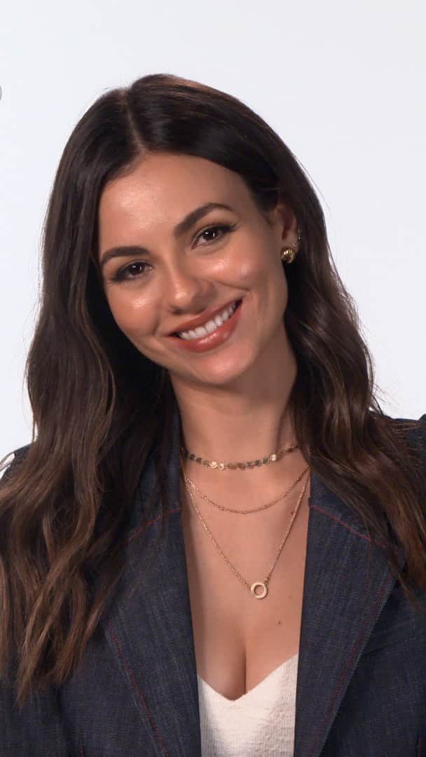 ヴィクトリア・ジャスティスのインスタグラム：「A Perfect Pairing's @victoriajustice is repping her flag 🇵🇷  In the romantic comedy, Victoria plays Lola Alvarez, an LA wine exec who heads to an Australian sheep farm to land a client, and instead finds romance.  Here, she shares more about her Boricua roots and pride.  show us the flags you rep in the comments!👇」