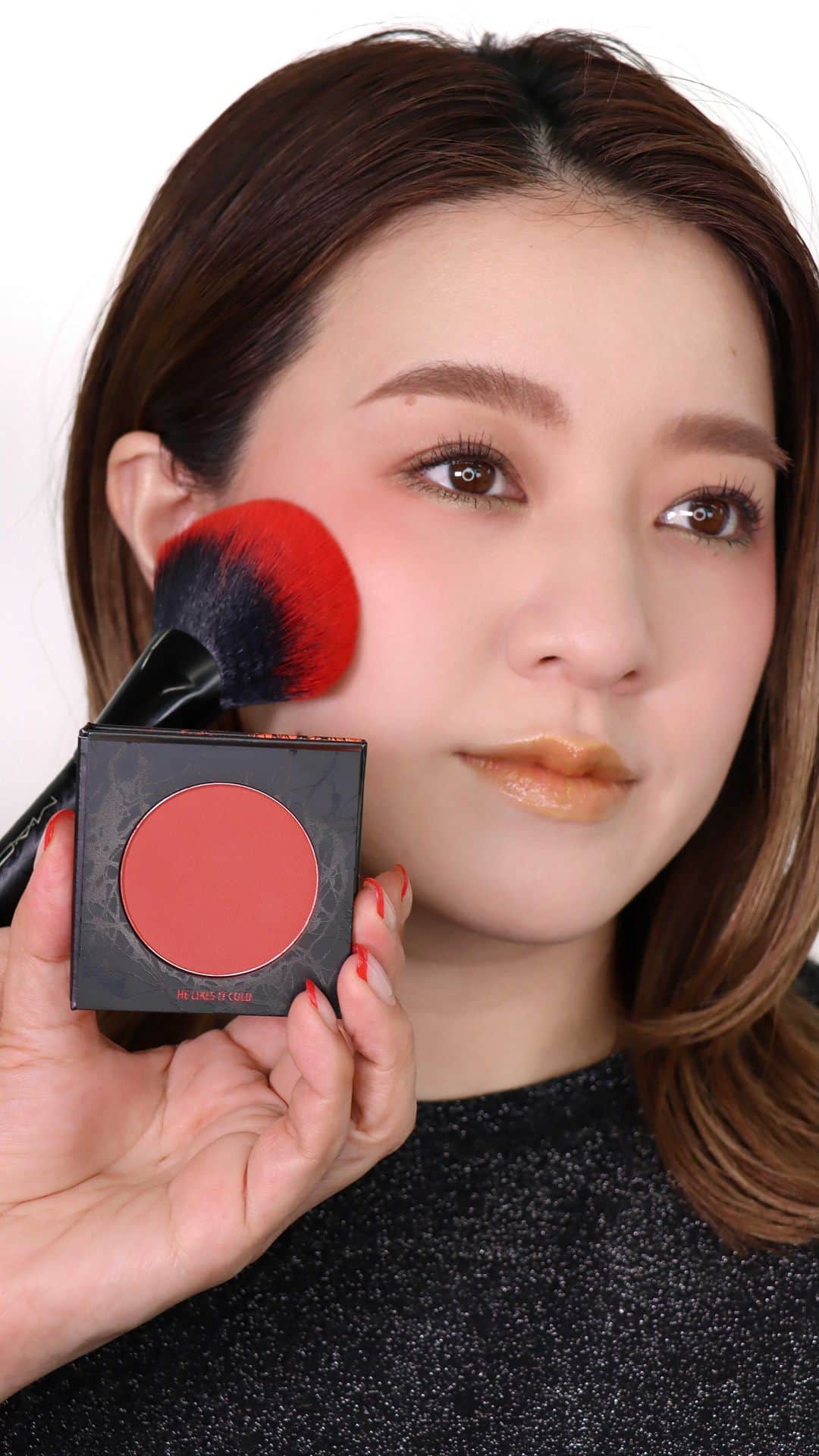 M∙A∙C Cosmetics Japanのインスタグラム：「#MACストレンジャーシングス から、アップサイド ダウン（裏側の世界）に着想を得たアイテムを使用して、ニュアンスカラーメイクHOW TOをチェック✨ ㅤ くすみカラーと繊細なきらめきの組み合わせで、ミステリアスな眼差しに。ヴィンテージレッドのチークとイエローのリップグロスでアクセントを。 　　 【動画内使用製品】 ・アイシャドウ × 8： ザ ボイド アイ パレット -デモゴルゴン（上下アイホール）[217ブラシ]  -ザ マザーゲート（上まぶたキワ）[217ブラシ] -デモ バット（下まぶたキワ）[219ブラシ] ・パウダー ブラッシュ／ヒー ライクス イット コールド[140ブラシ] ・リップガラス／マーベラス マックス 　　 Regram from @rumikoikedaharrismakeup  #MACストレンジャーシングス #MACStrangerThings #STRANGERTHINGS #STRANGERTHINGS4 #ストレンジャーシングス #ストレンジャーシングス4」