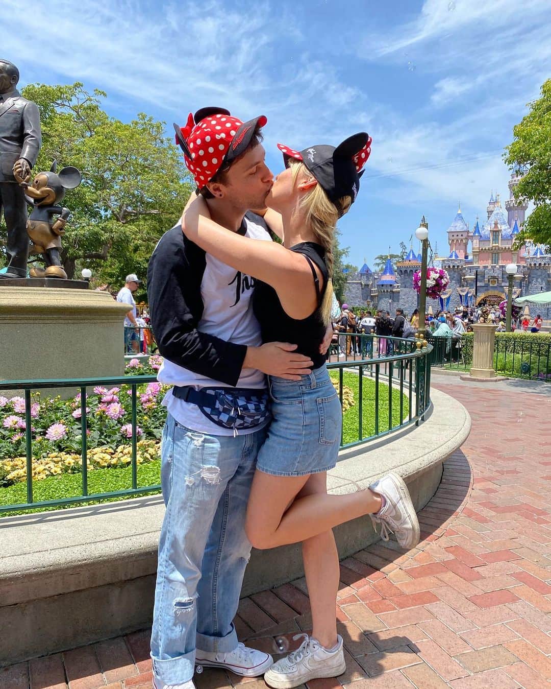 キートン・ストロンバーグのインスタグラム：「Disneyland with my favorite people 🥰」
