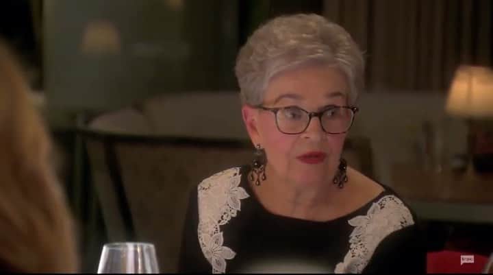 リサ・リナのインスタグラム：「This is so hard for me. This week is the episode where my Mom passes. I’ve been dreading reliving this now for 6 months, but here we are. In honor of my mom let’s have a little chuckle together. #WeLoveLois ❤️ #rhobh」
