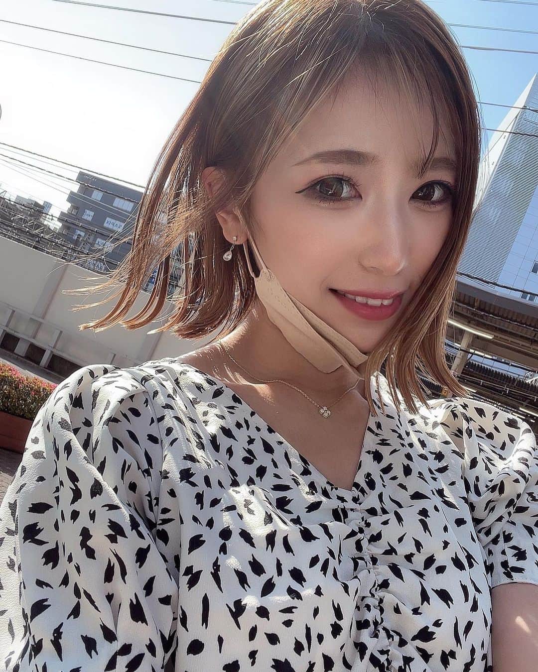 のインスタグラム：「バッサリカットすると新しい自分になった気持ちになる‪✂︎‬  今月は誕生月だし 新しい自分でまた1年頑張ろう って思いました🆕  #ぷっつりボブ #ボブ #結べるボブ #ショートカット #hair #selfie #韓国ヘア」